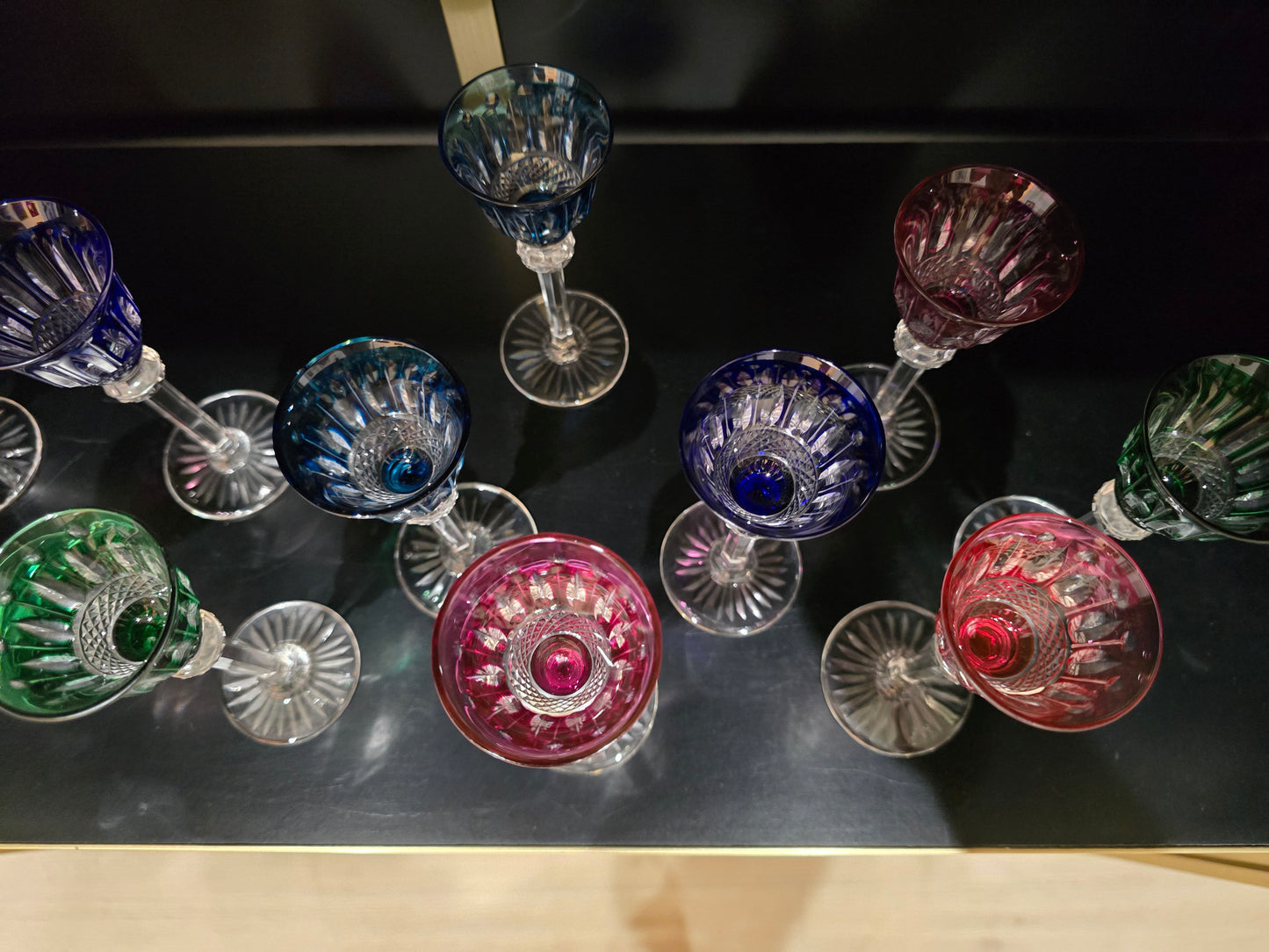 12 verres à liqueur Saint-Louis modèle Tommy en cristal de couleur
