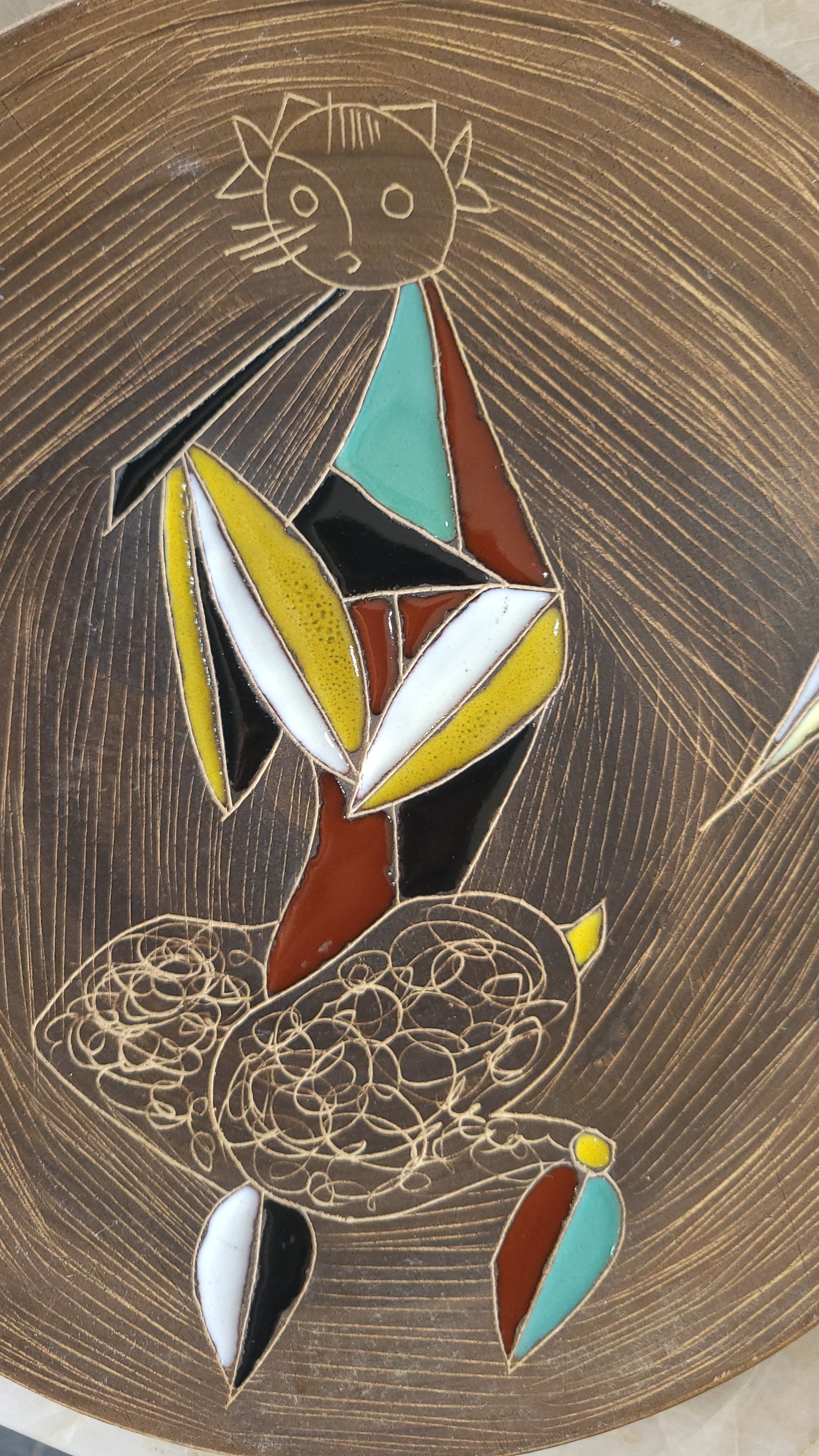 Assiette murale en terre cuite émaillée