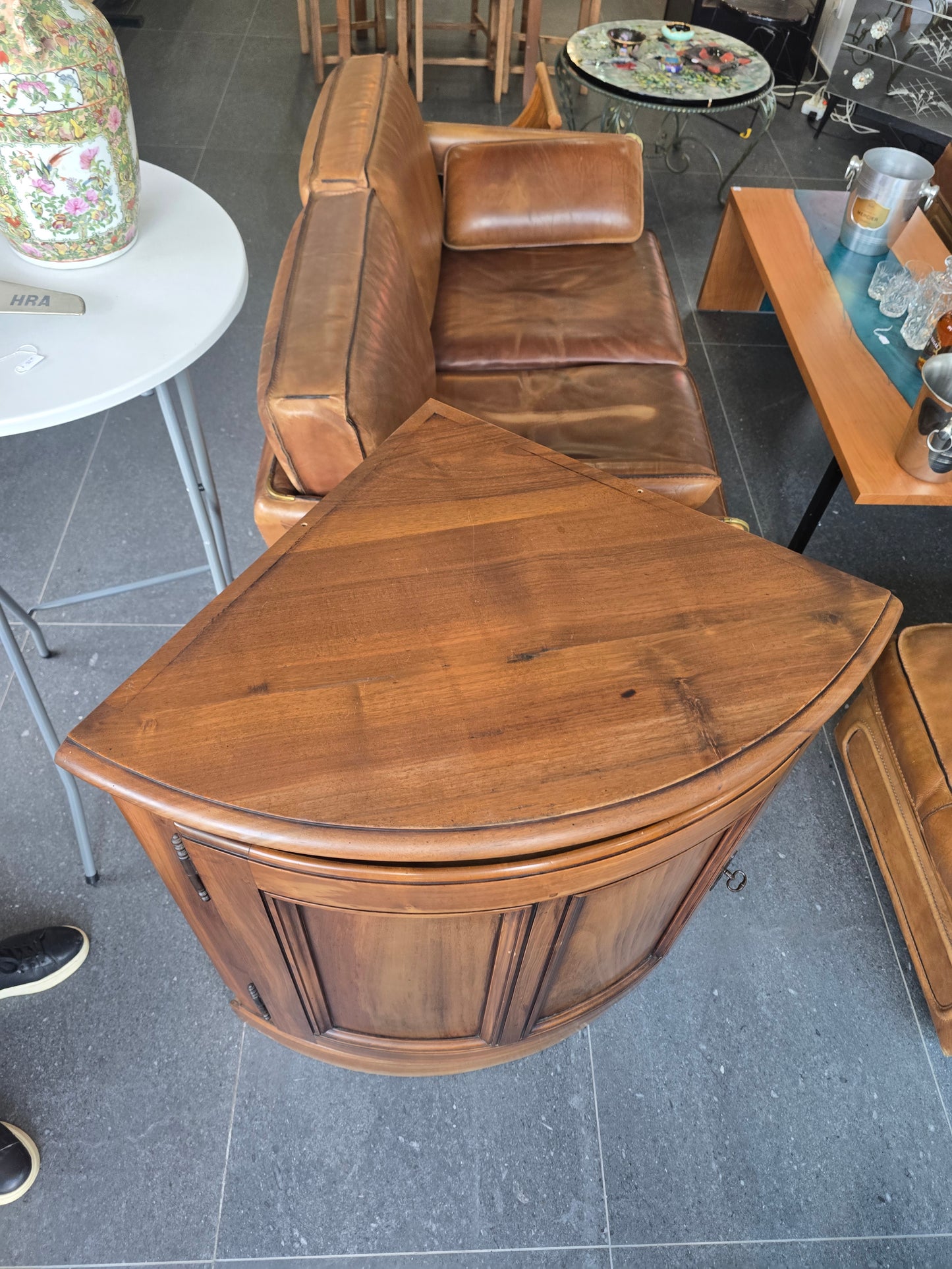 Encoignure galbée en bois – Style classique