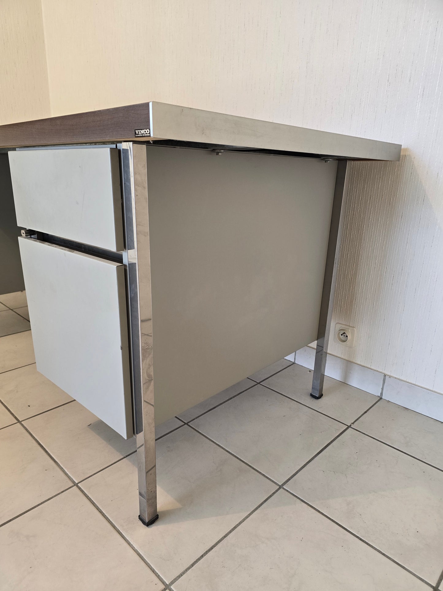 Bureau vintage VINCO années 70 – métal chromé et plateau bois – 170 cm