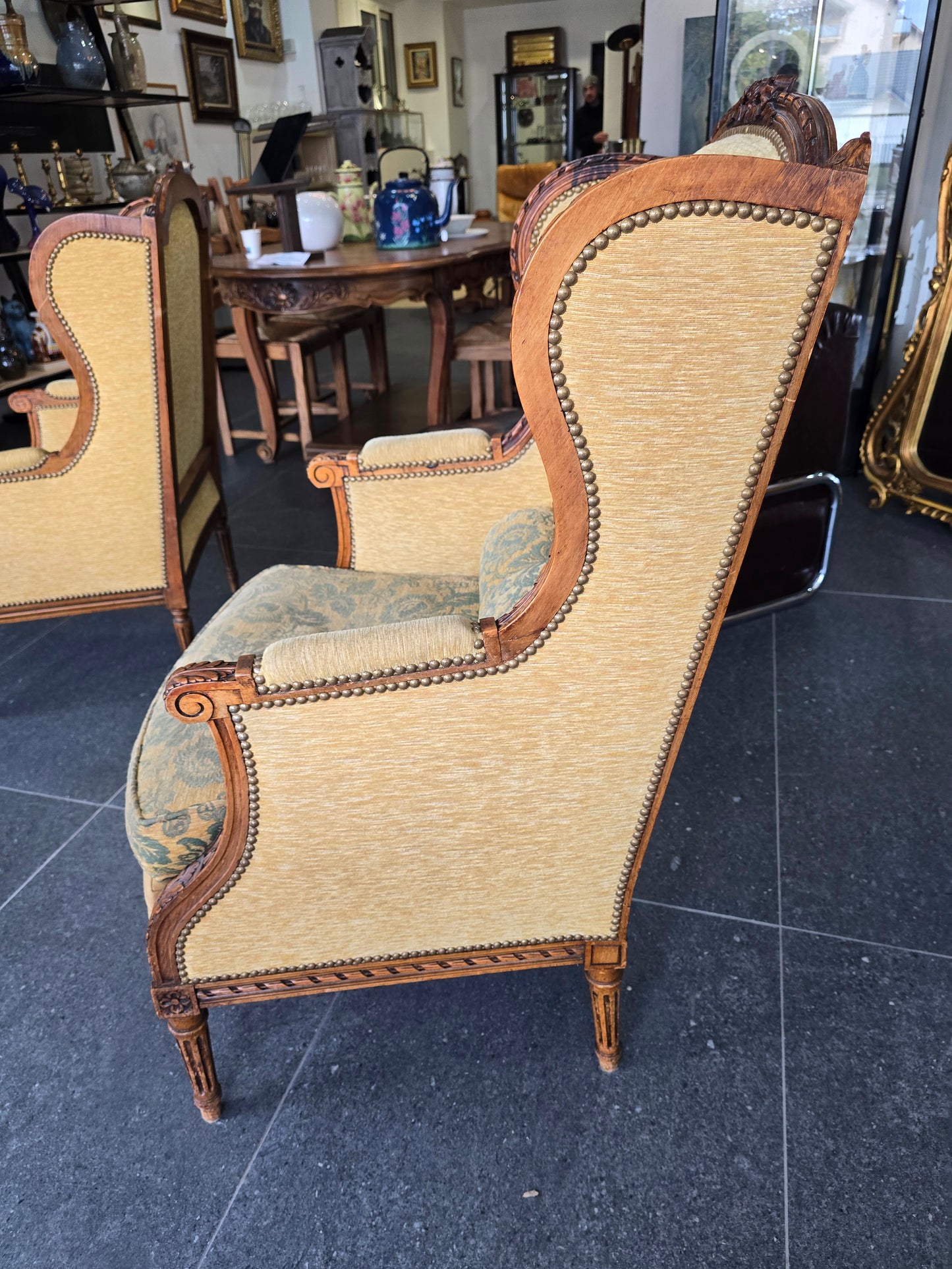 fauteuils bergères Louis XVI – paire dépareillées – XIXe / début XXe