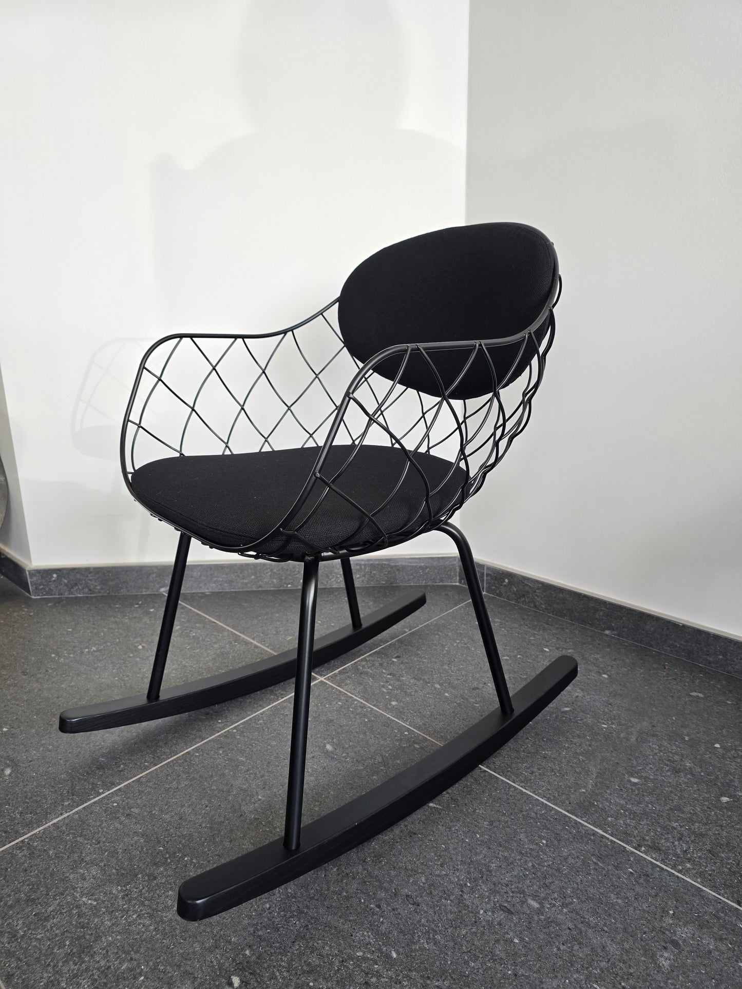Fauteuil à bascule design Piña – Jaime Hayon pour Magis – Made in Italy