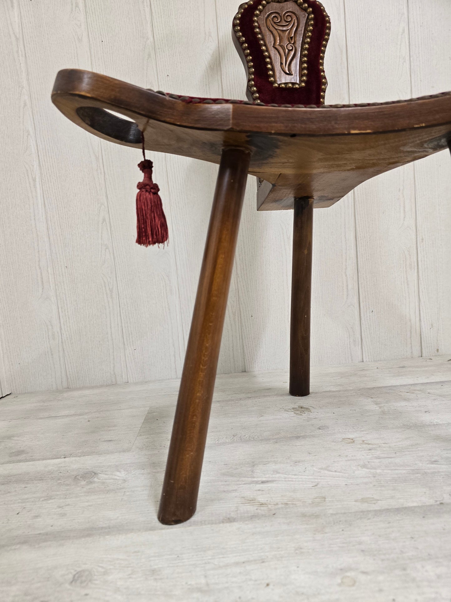 Chaise de style “Savoye / Tyrol” – Bois & velours rouge – Travail artisanal