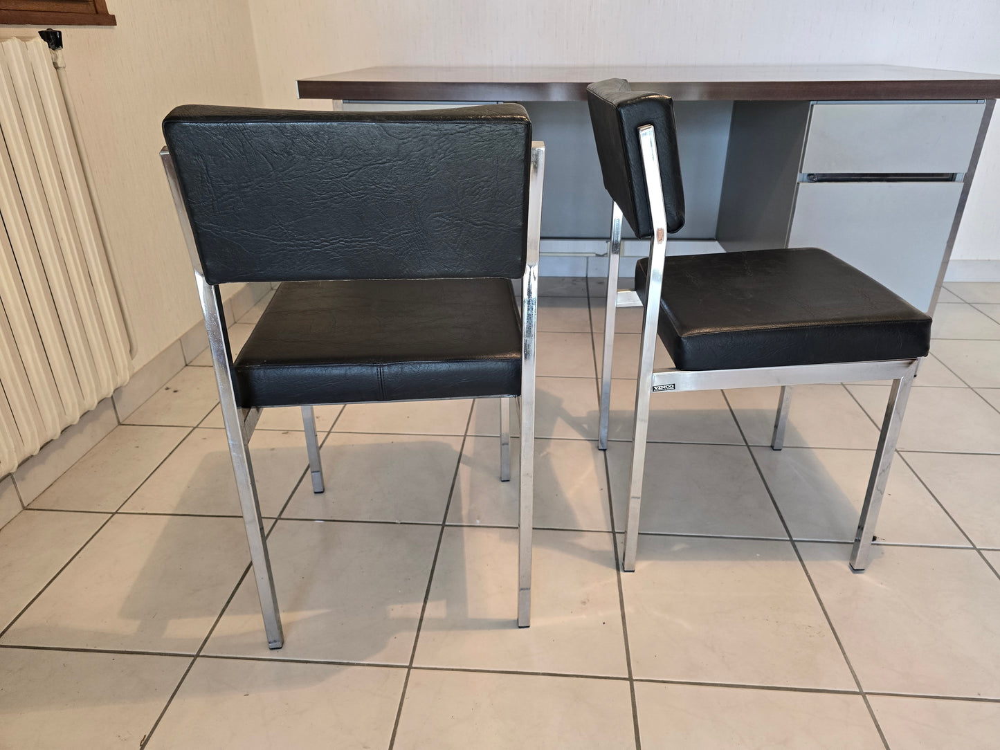Paire de chaises vintage VINCO en métal chromé et simili cuir noir