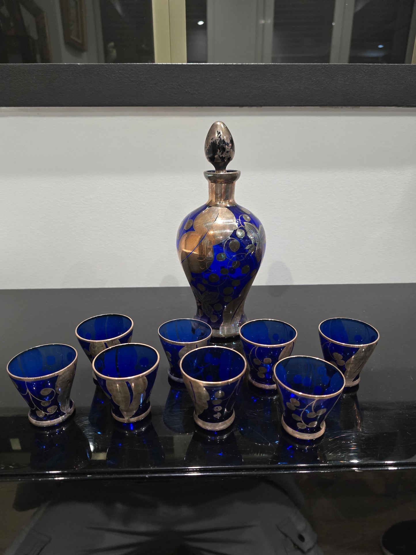 Service à liqueur ancien en verre bleu cobalt décoré d’argent – 1 carafe + 8 verres