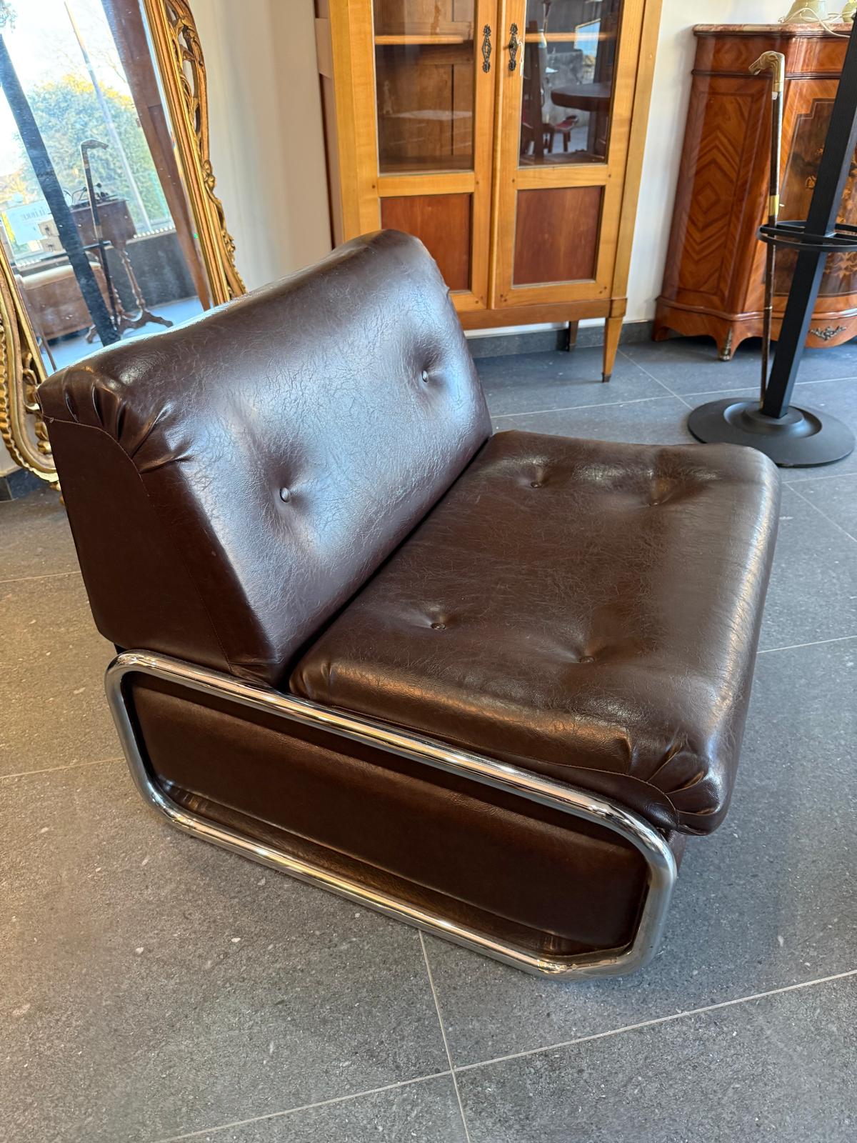 Fauteuil convertible BEKA-FRANCE en similicuir brun – Structure chromée – Années 1970
