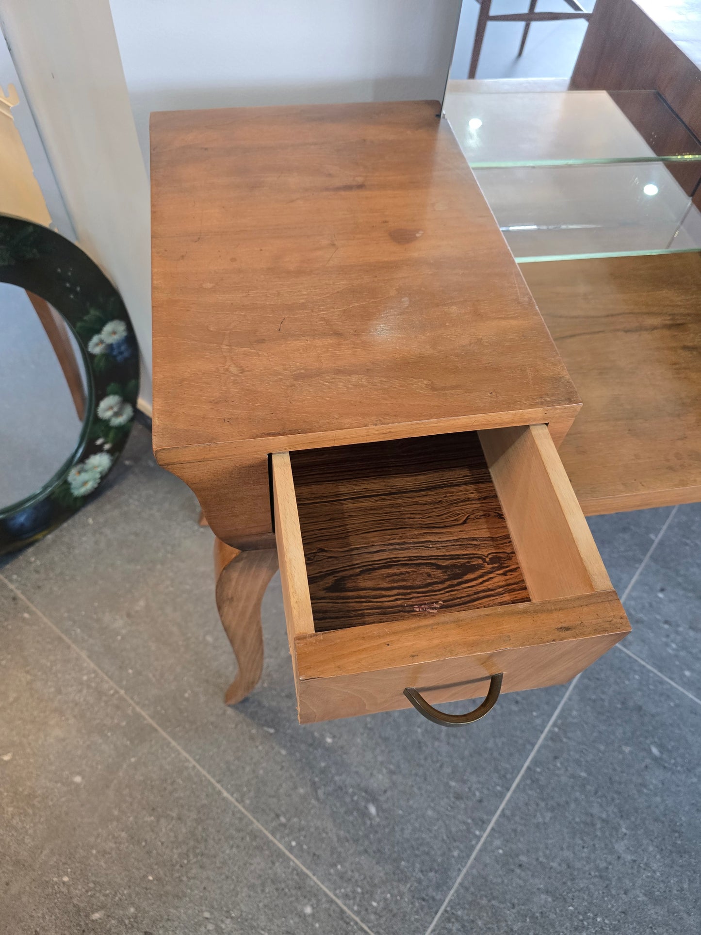 Coiffeuse vintage en bois avec miroir – style années 1950