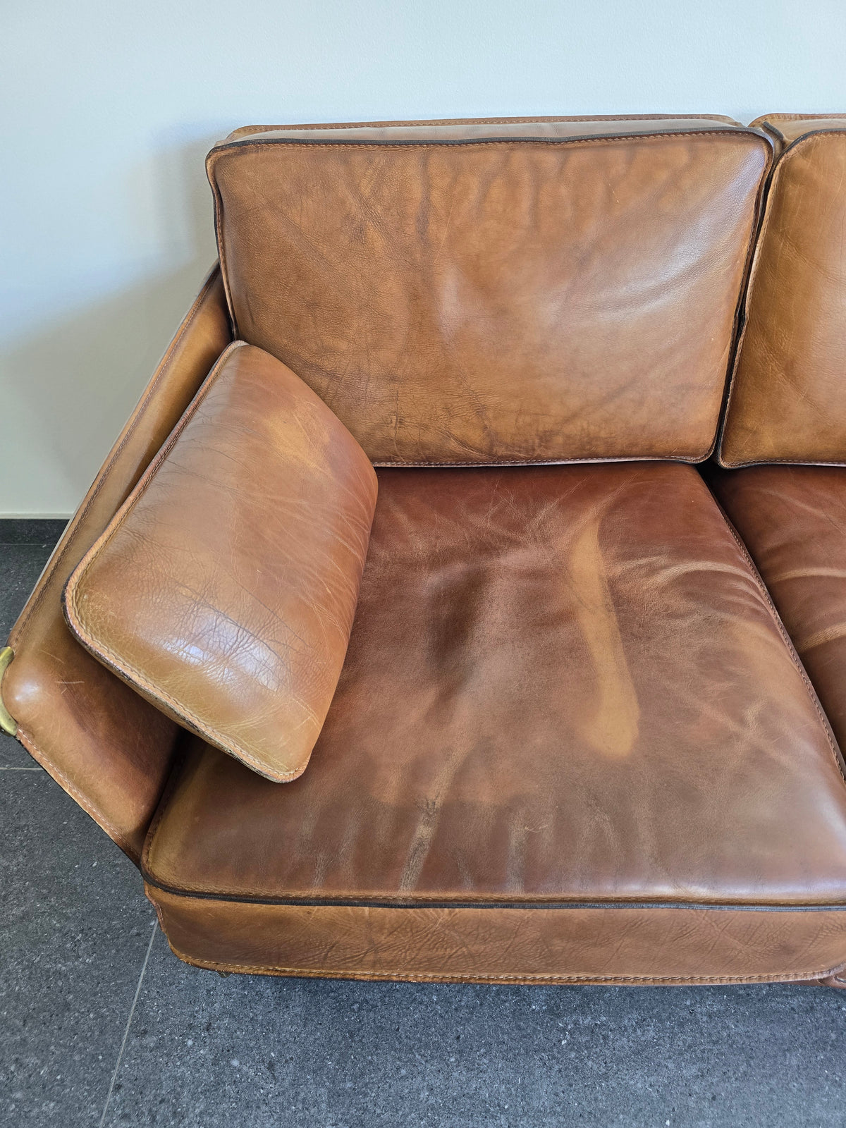 Salon Roche Bobois vintage années 80 – Cuir de buffle cognac – 2 canapés + pouf