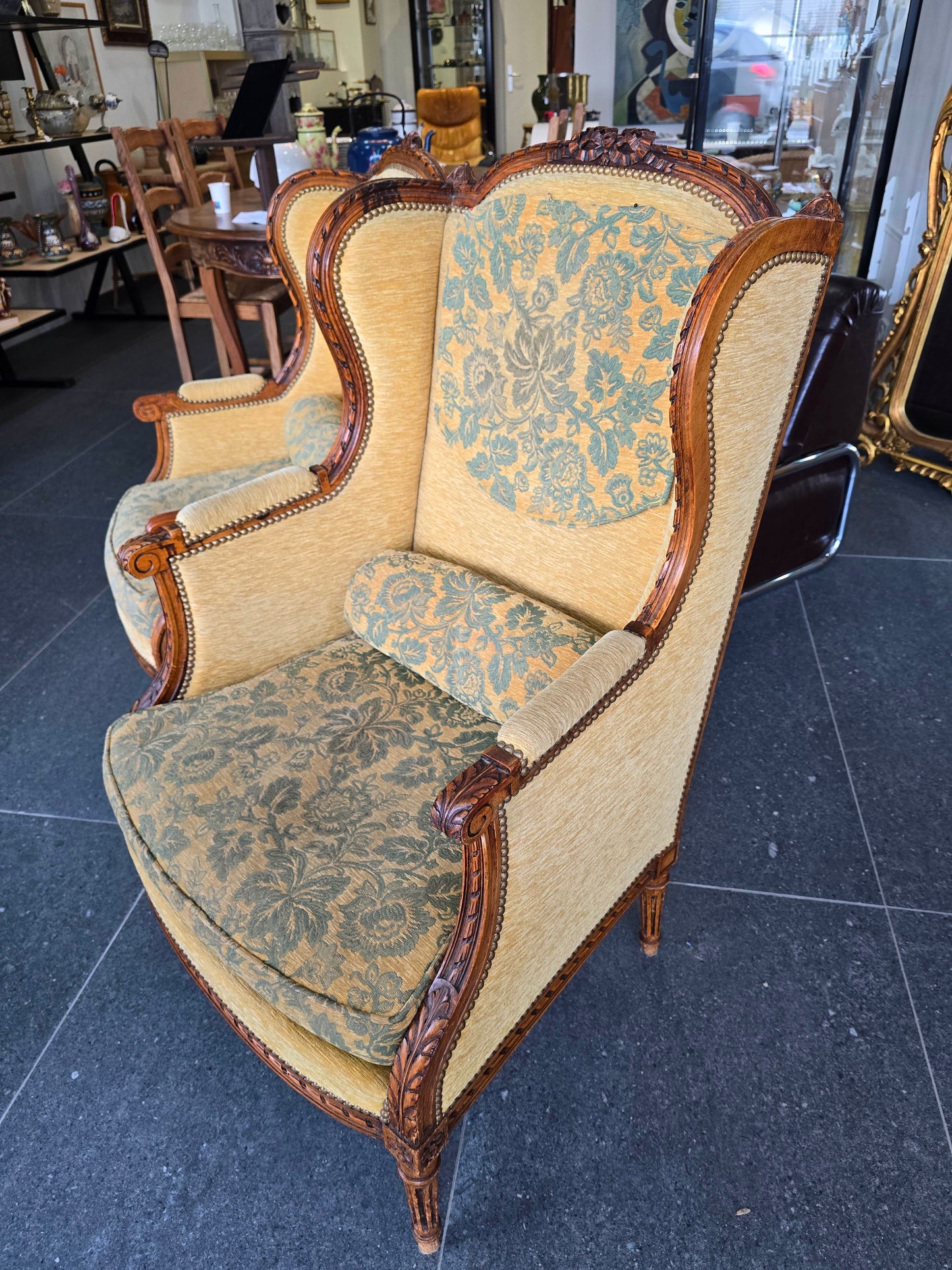 fauteuils bergères Louis XVI – paire dépareillées – XIXe / début XXe
