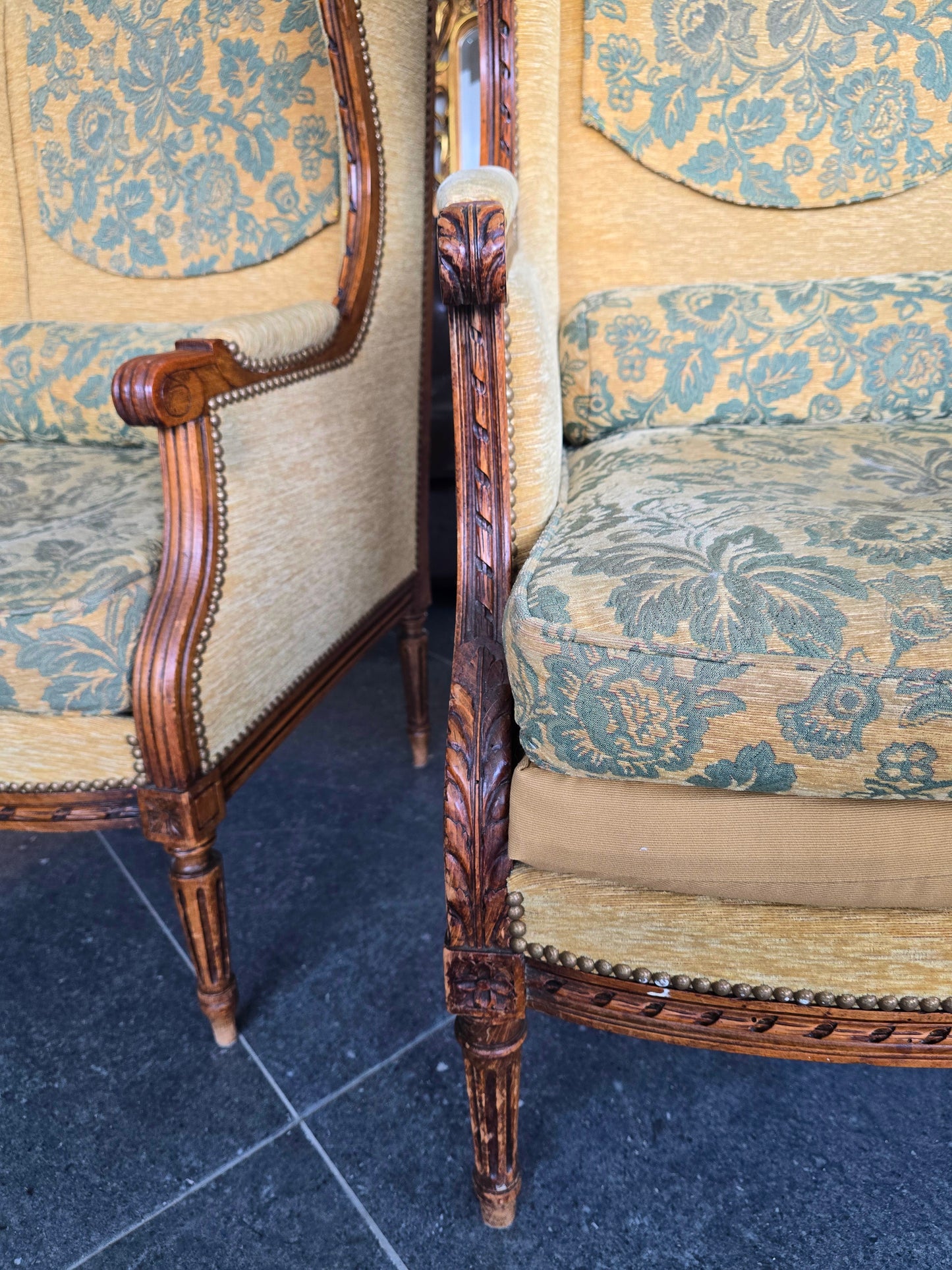 fauteuils bergères Louis XVI – paire dépareillées – XIXe / début XXe