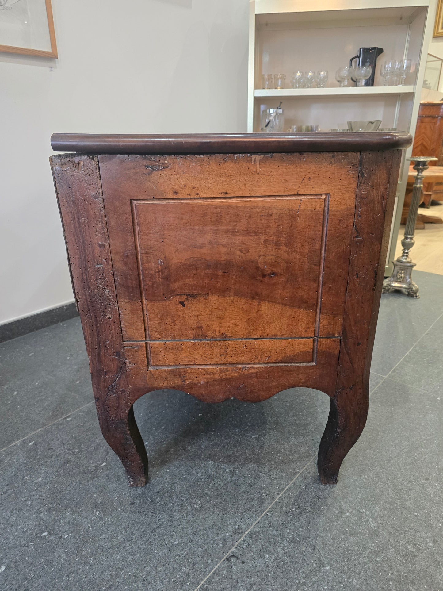 Commode coffre régionale en noyer massif, style Louis XV – fin XVIIIe / début XIXe siècle