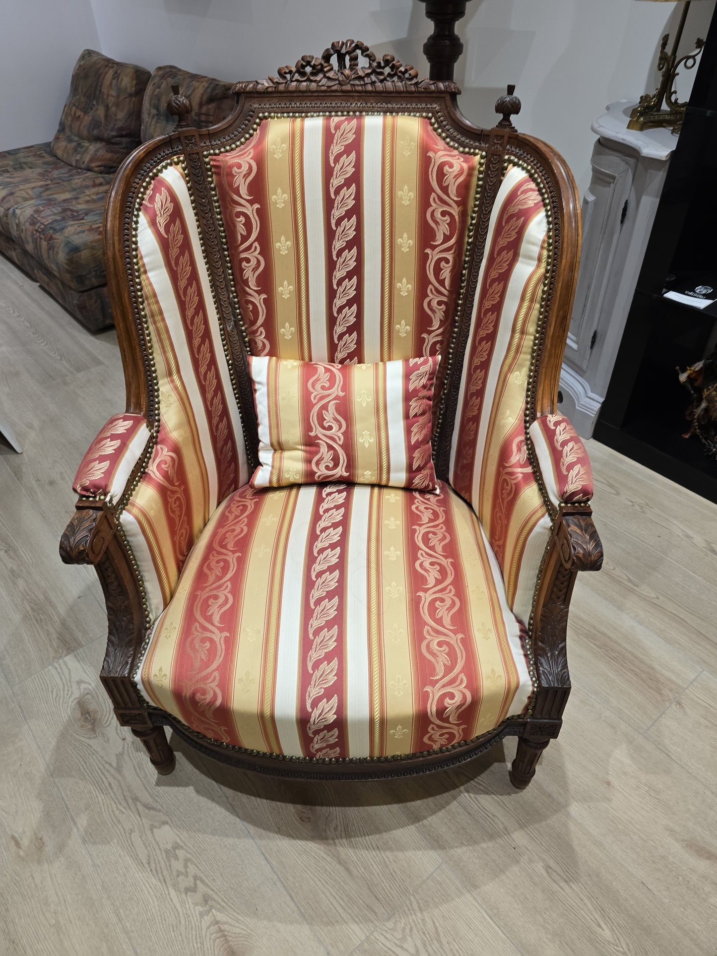 Fauteuil bergère a haut dossier style louis XVI