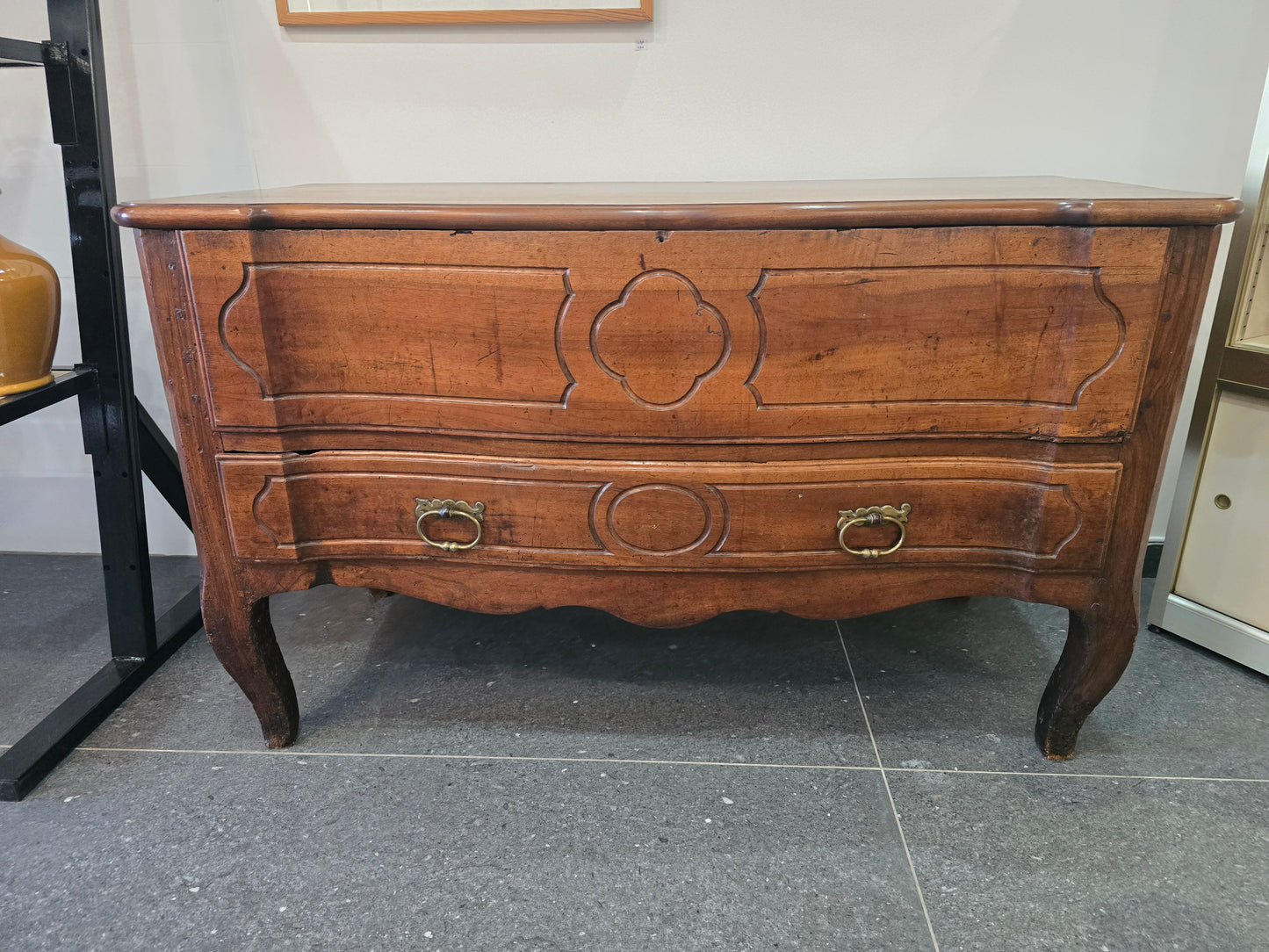 Commode coffre régionale en noyer massif, style Louis XV – fin XVIIIe / début XIXe siècle