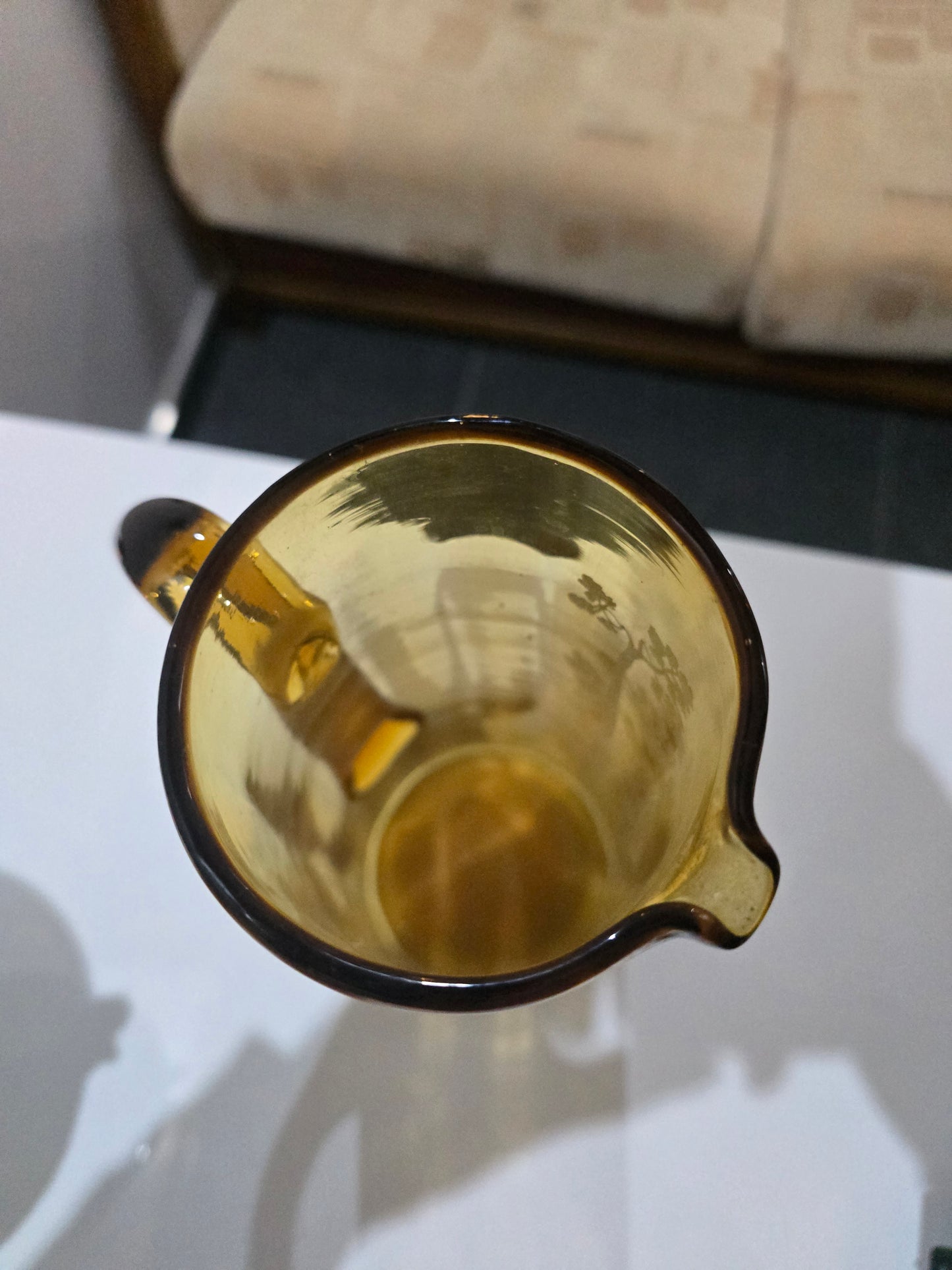 Pichet ancien en verre ambre gravé à décor de scène de chasse – vers 1930/1950