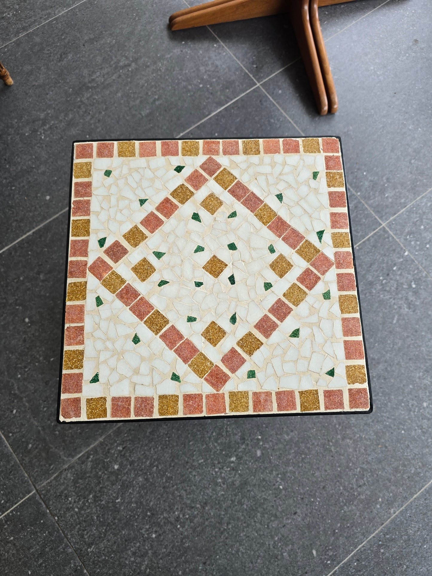 Table d’appoint / sellette en fer forgé et mosaïque