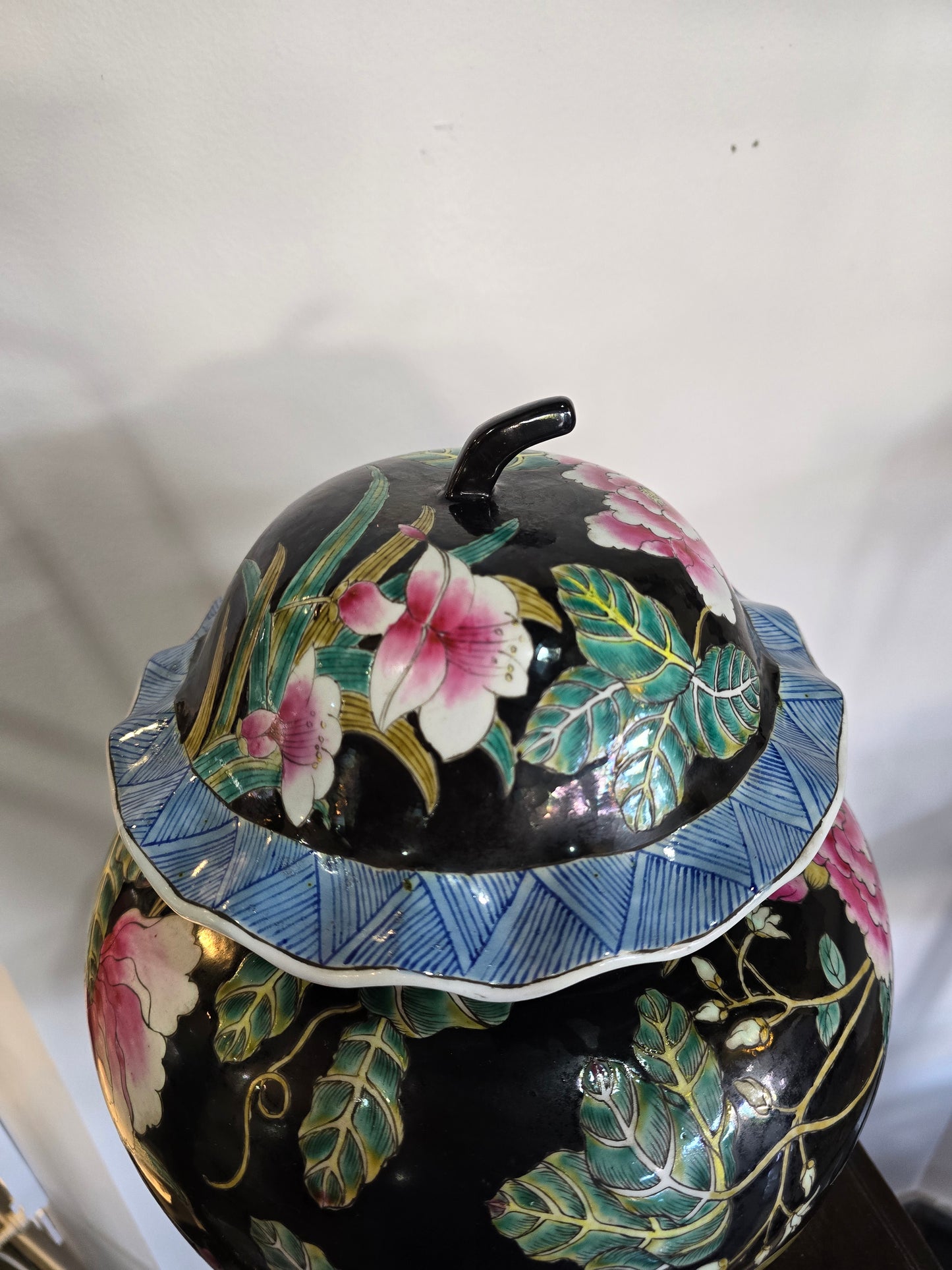 Grande potiche asiatique à décor floral – Décor main – Fond noir & couleurs vives