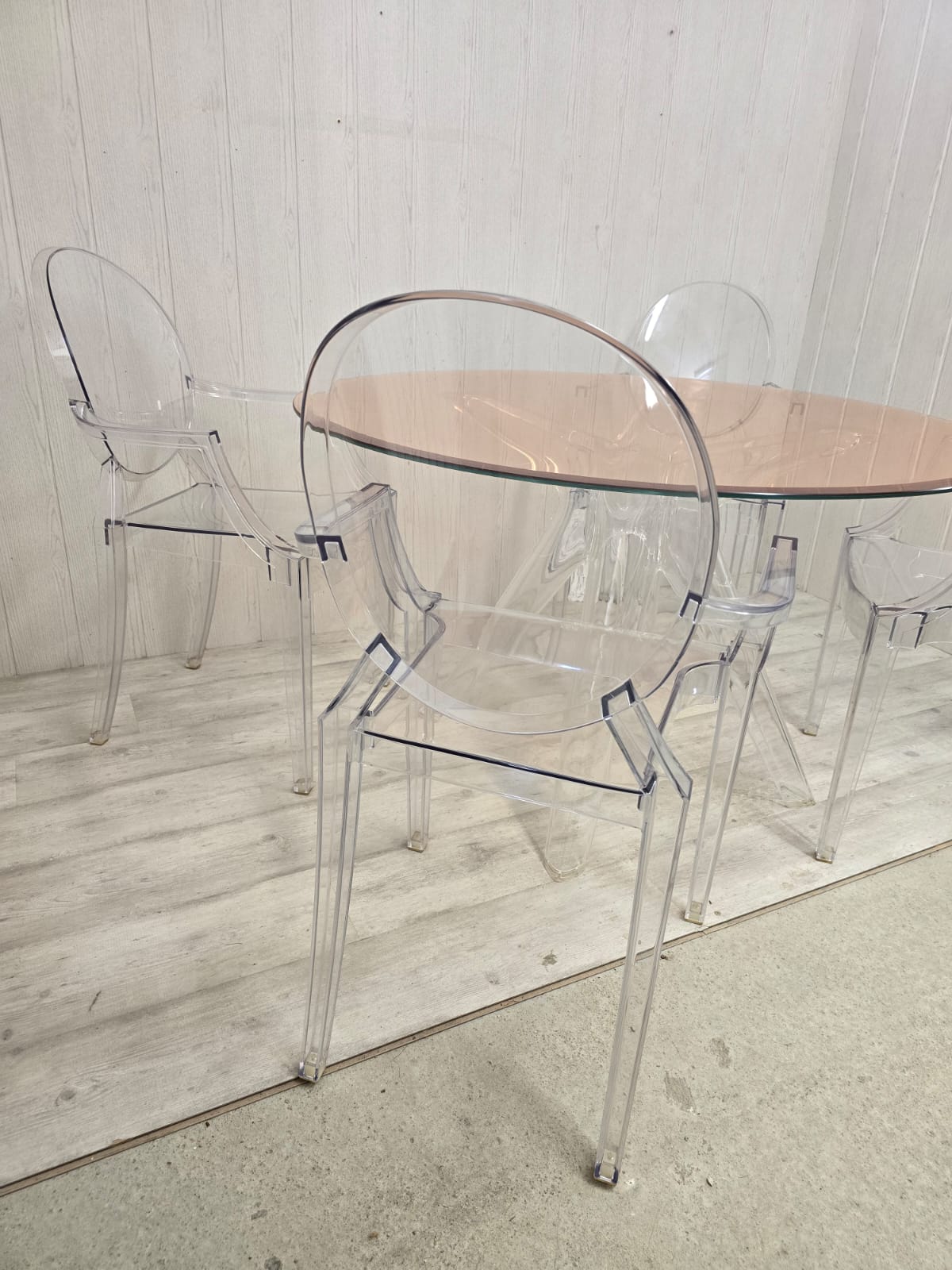 Ensemble Philippe Starck pour Kartell – Table Sir Gio & 4 fauteuils Louis Ghost