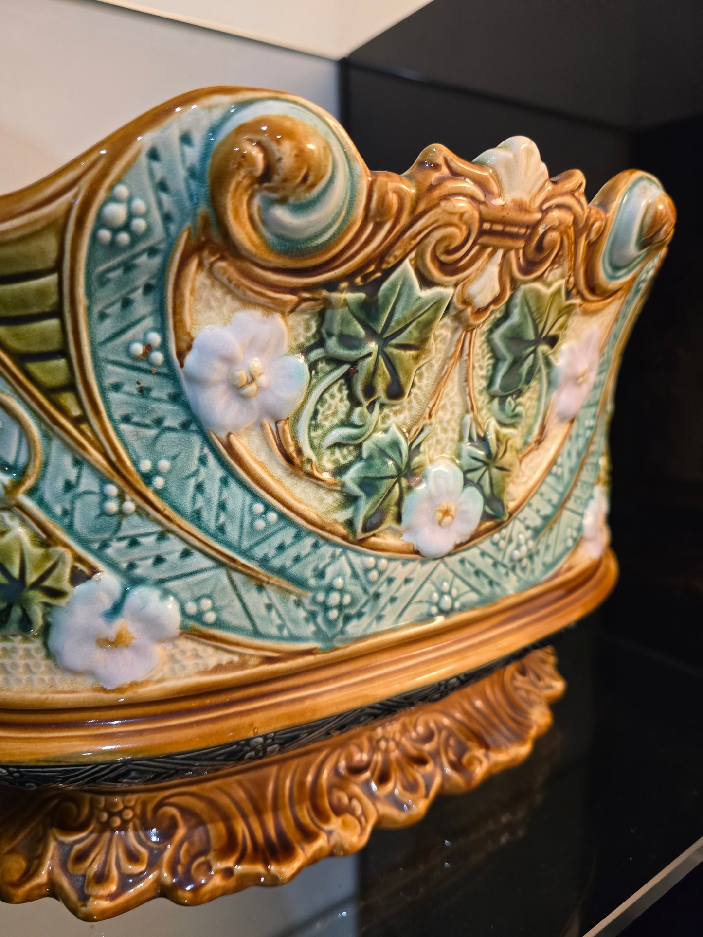 Jardinière en barbotine Art Nouveau – Décor liserons & feuillages – Vers 1900