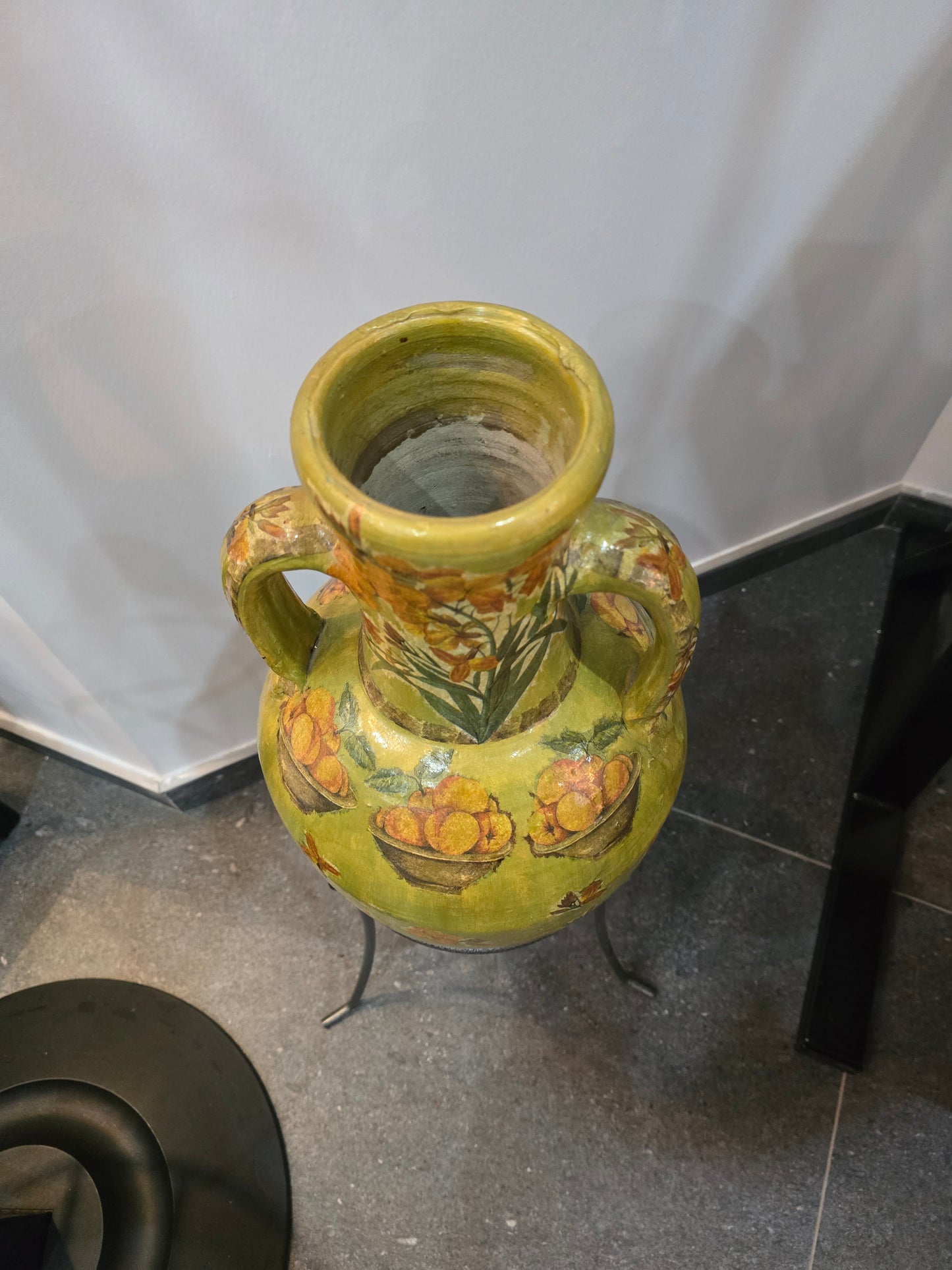 Grand vase décoratif à anses – Décor floral peint – Sur pied en métal