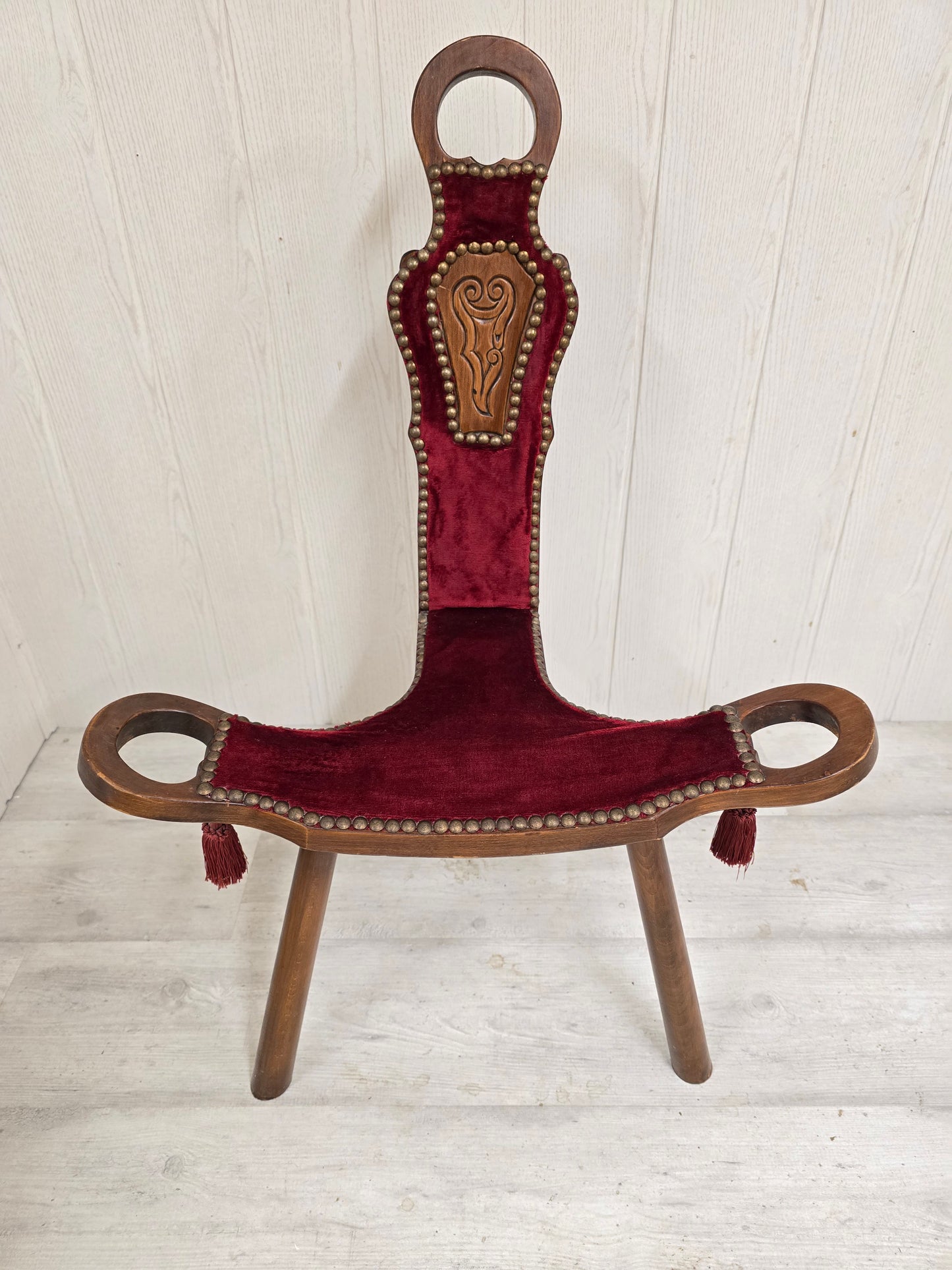Chaise de style “Savoye / Tyrol” – Bois & velours rouge – Travail artisanal