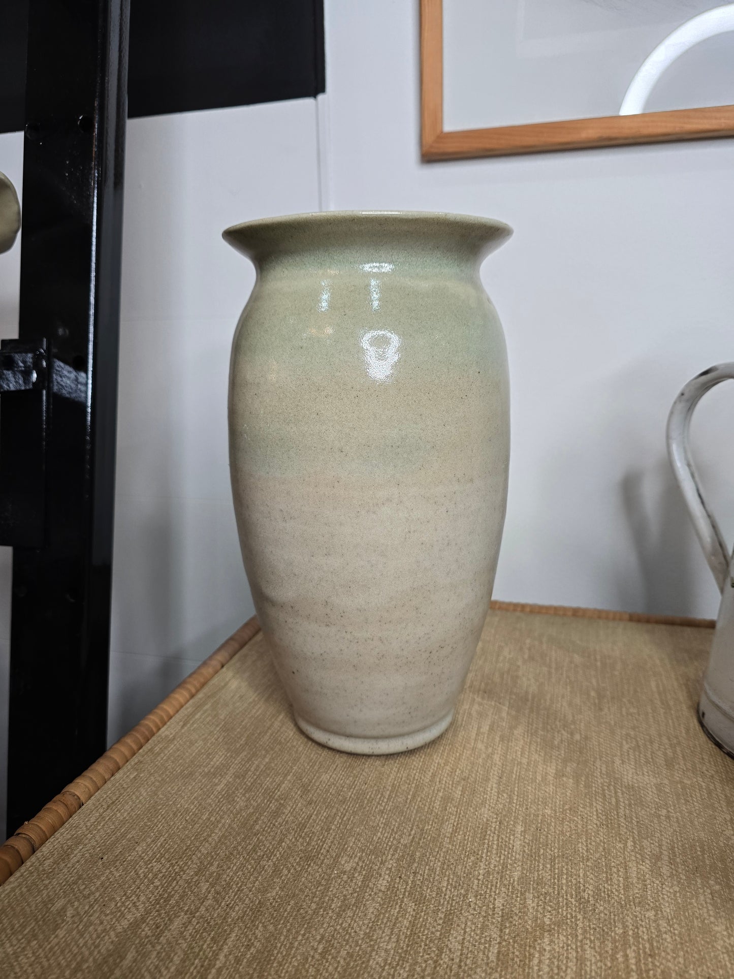 Vase en grès émaillé – Tons vert céladon – Travail artisanal – Années 1960–1970