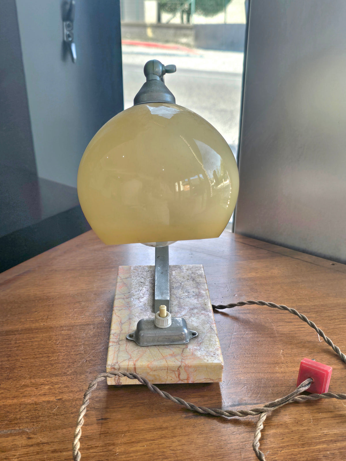 Lampe de table Art Déco en verre opalin et marbre – vers 1930