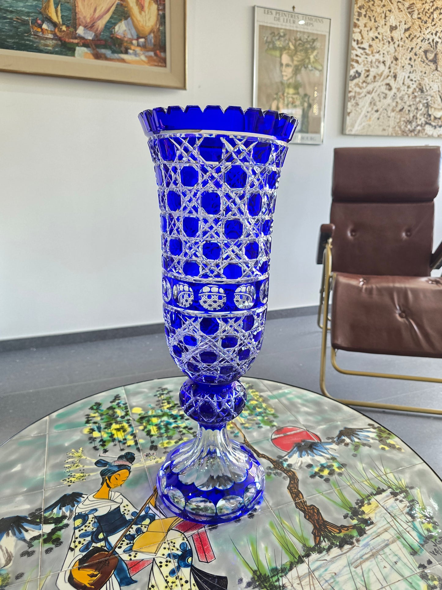 Vase en cristal taillé bleu cobalt “Les Grands Ducs” – Grand modèle sur pied