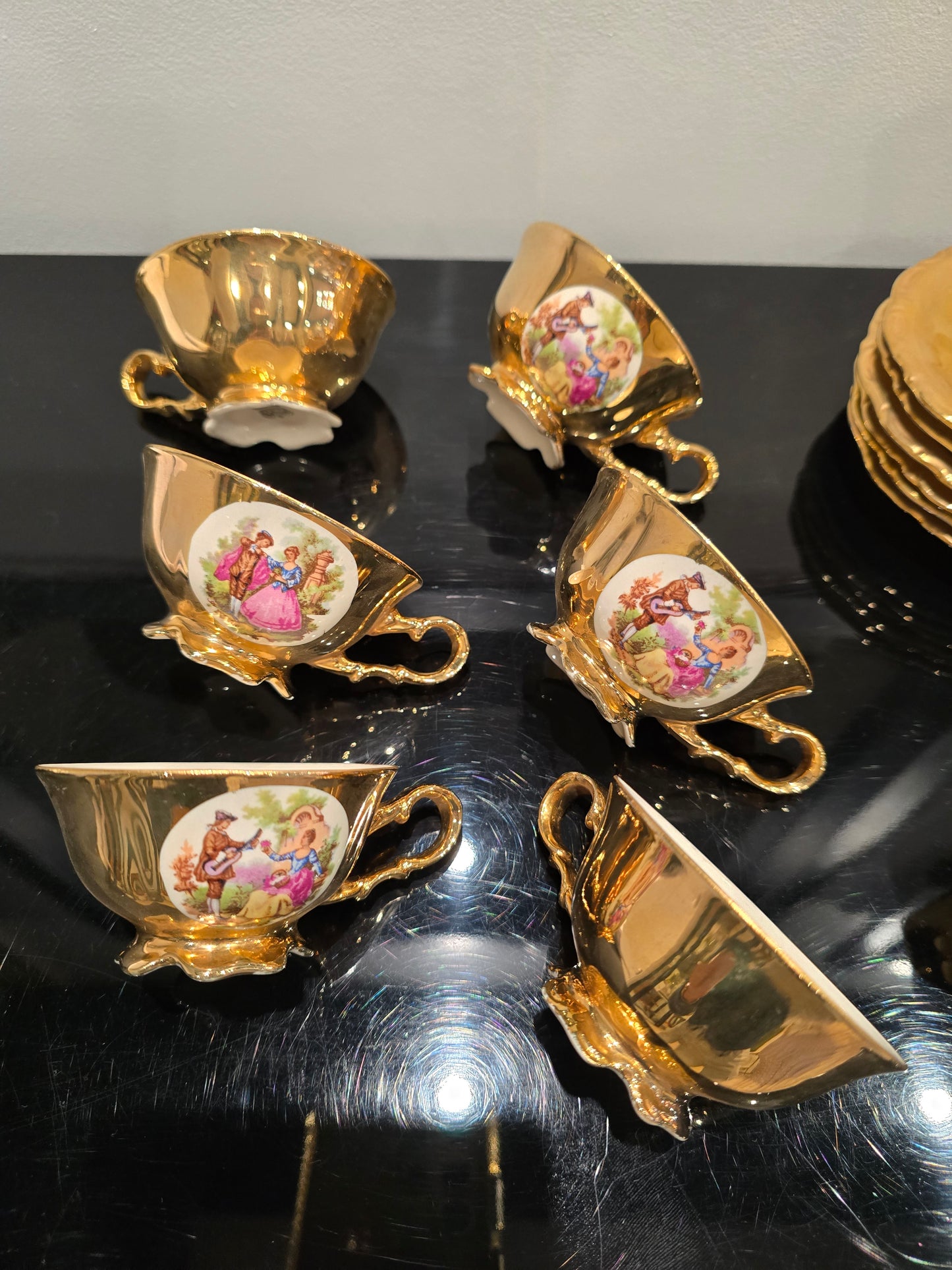 Service à café ancien en porcelaine dorée – Bavaria – Scènes galantes