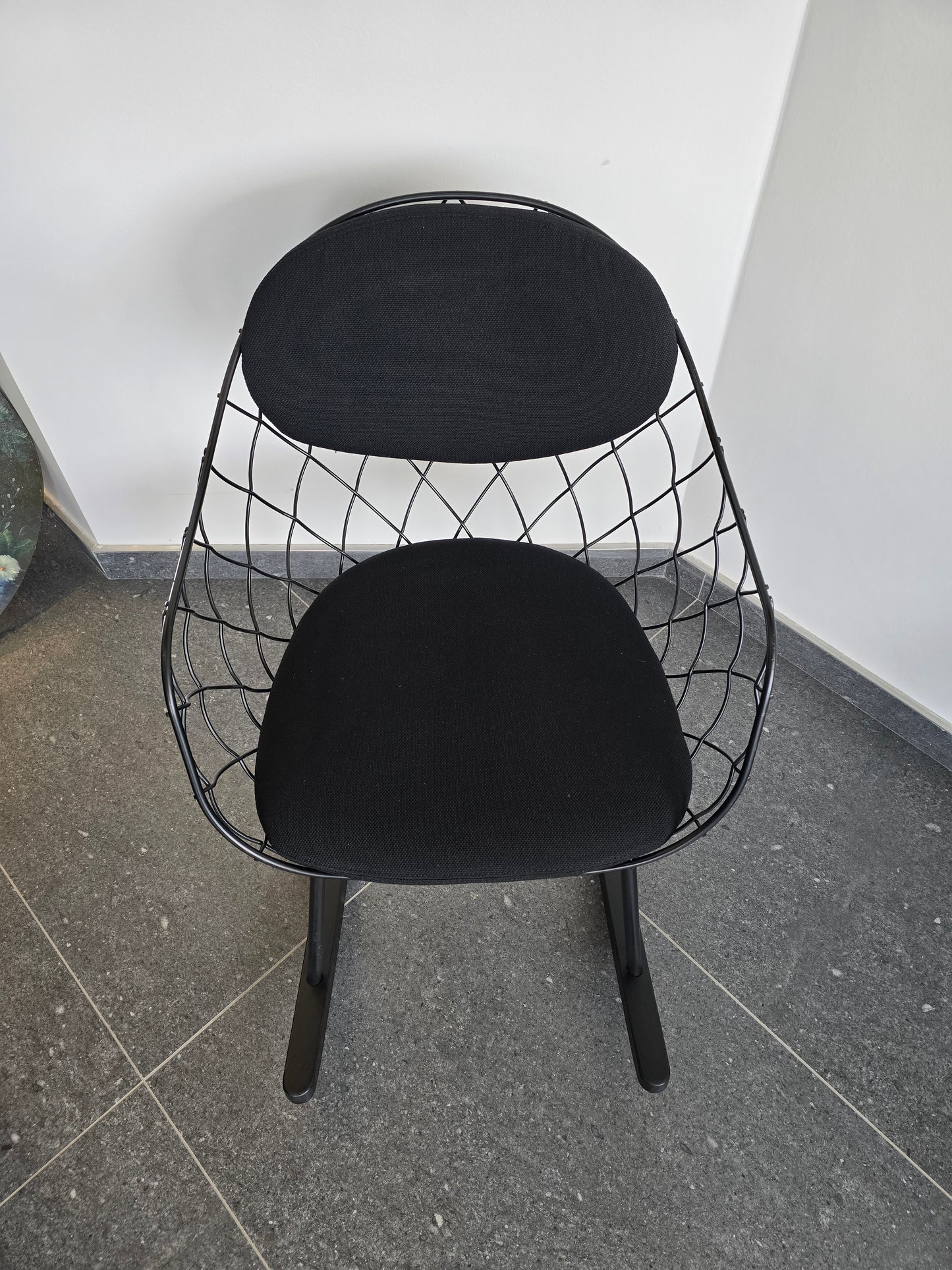 Fauteuil à bascule design Piña – Jaime Hayon pour Magis – Made in Italy