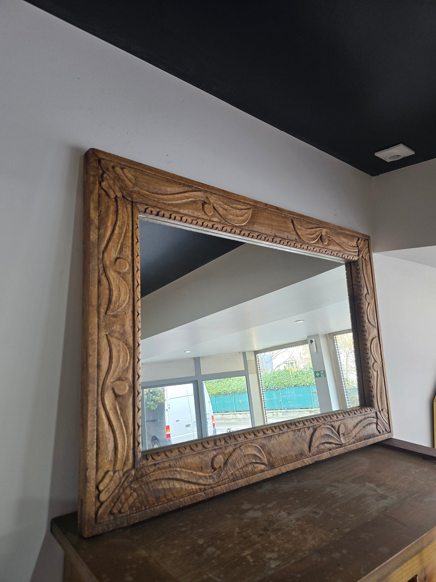 Grand miroir mural en bois sculpté – travail artisanal
