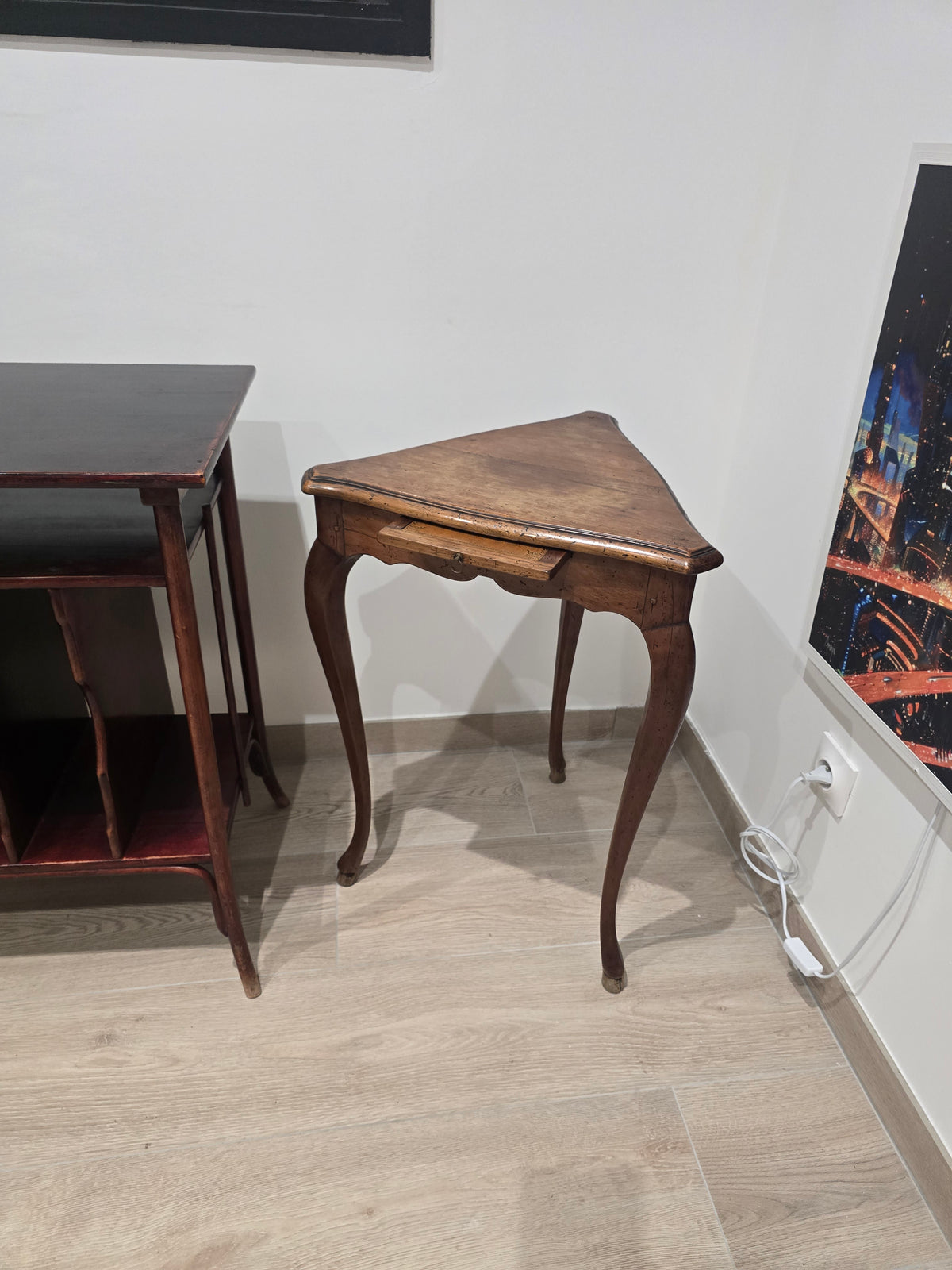 Table d'Appui Triangulaire à Écritoire – Estampillée André Mailfert (Orléans) – Style Louis XV