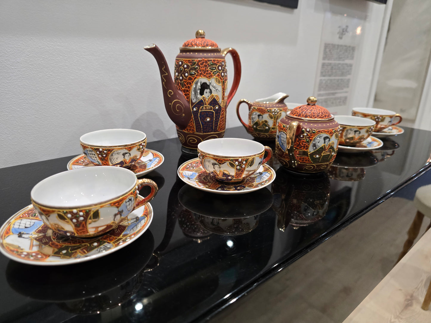 Service à café ou thé japonais en porcelaine Satsuma – Décor personnages – Ensemble complet peint main