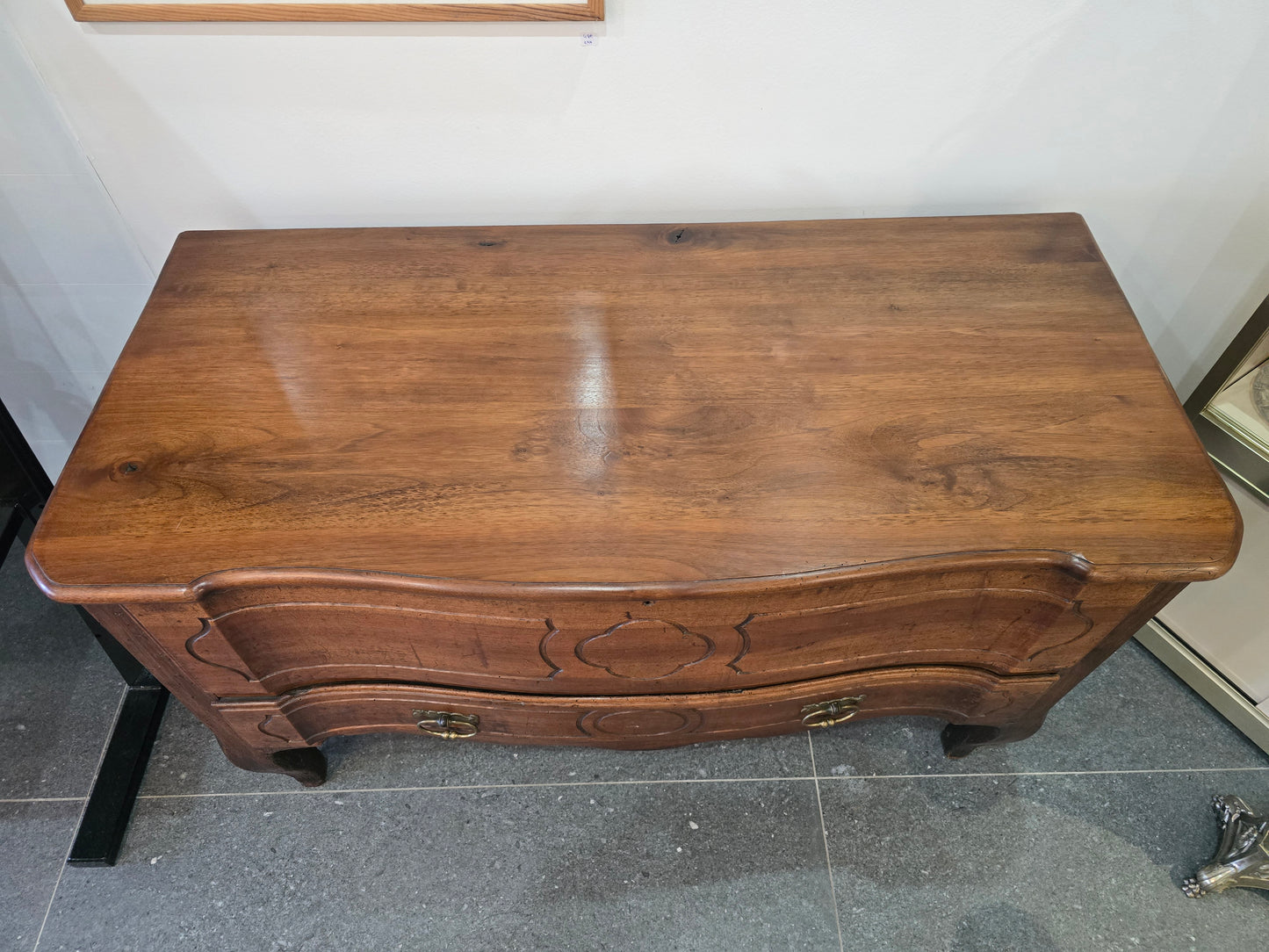 Commode coffre régionale en noyer massif, style Louis XV – fin XVIIIe / début XIXe siècle