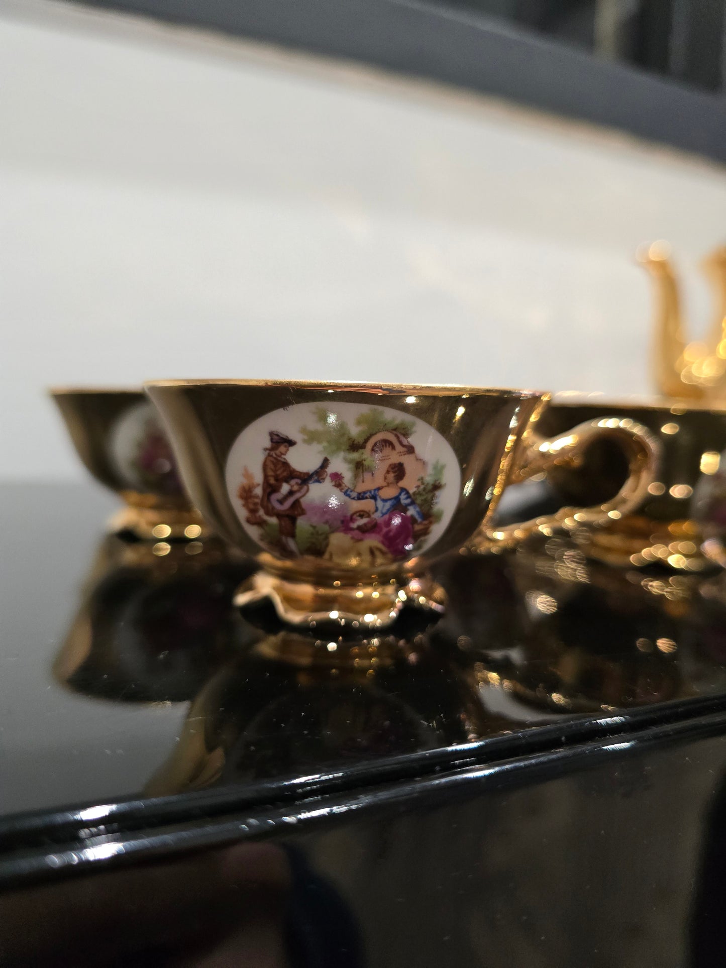 Service à café ancien en porcelaine dorée – Bavaria – Scènes galantes