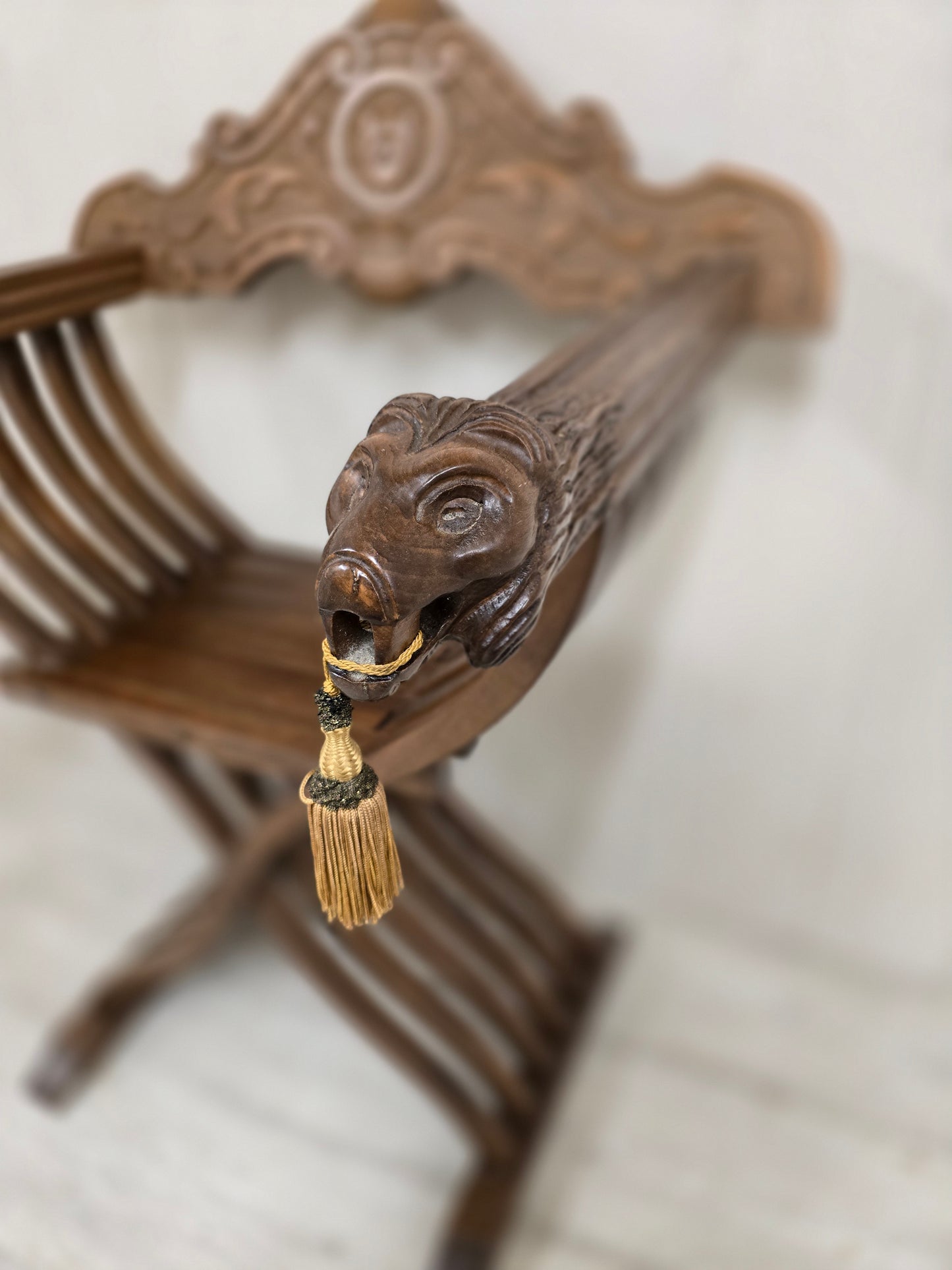 Fauteuil Savonarola décoratif – Bois sculpté – Têtes de lion – Style Renaissance