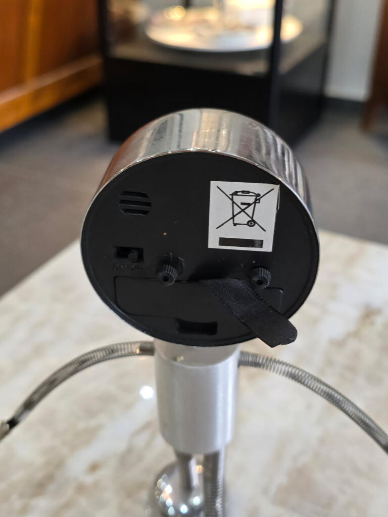 Horloge design robot en métal chromé - La Chaise Longue