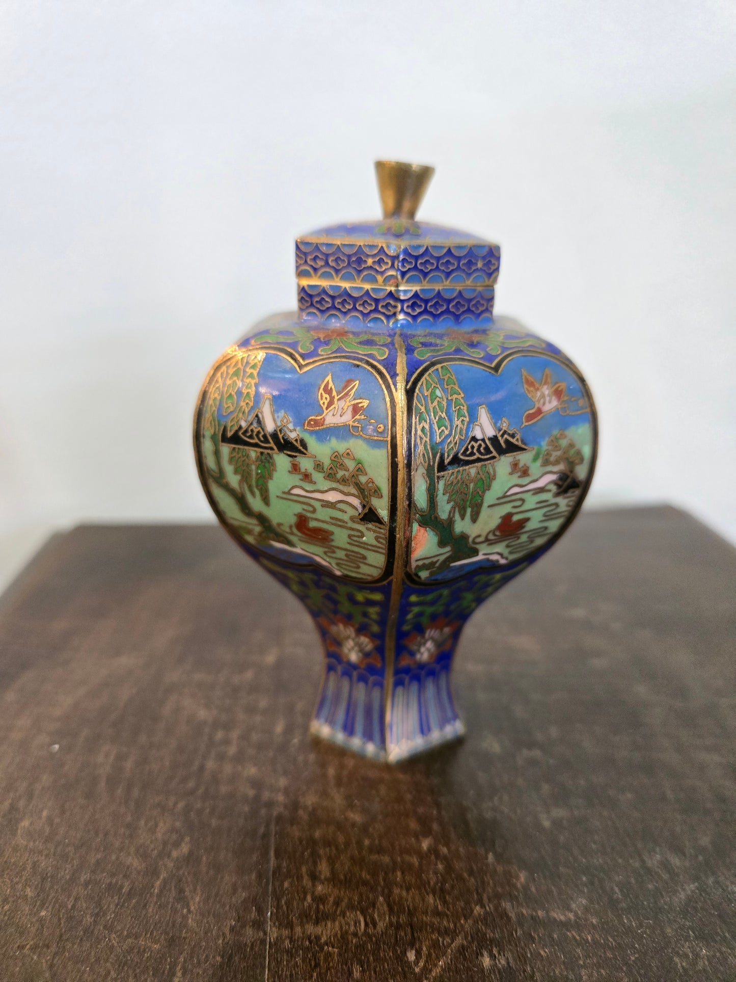 Petit vase couvert en cloisonné sur socle en bois – Décor paysages asiatiques