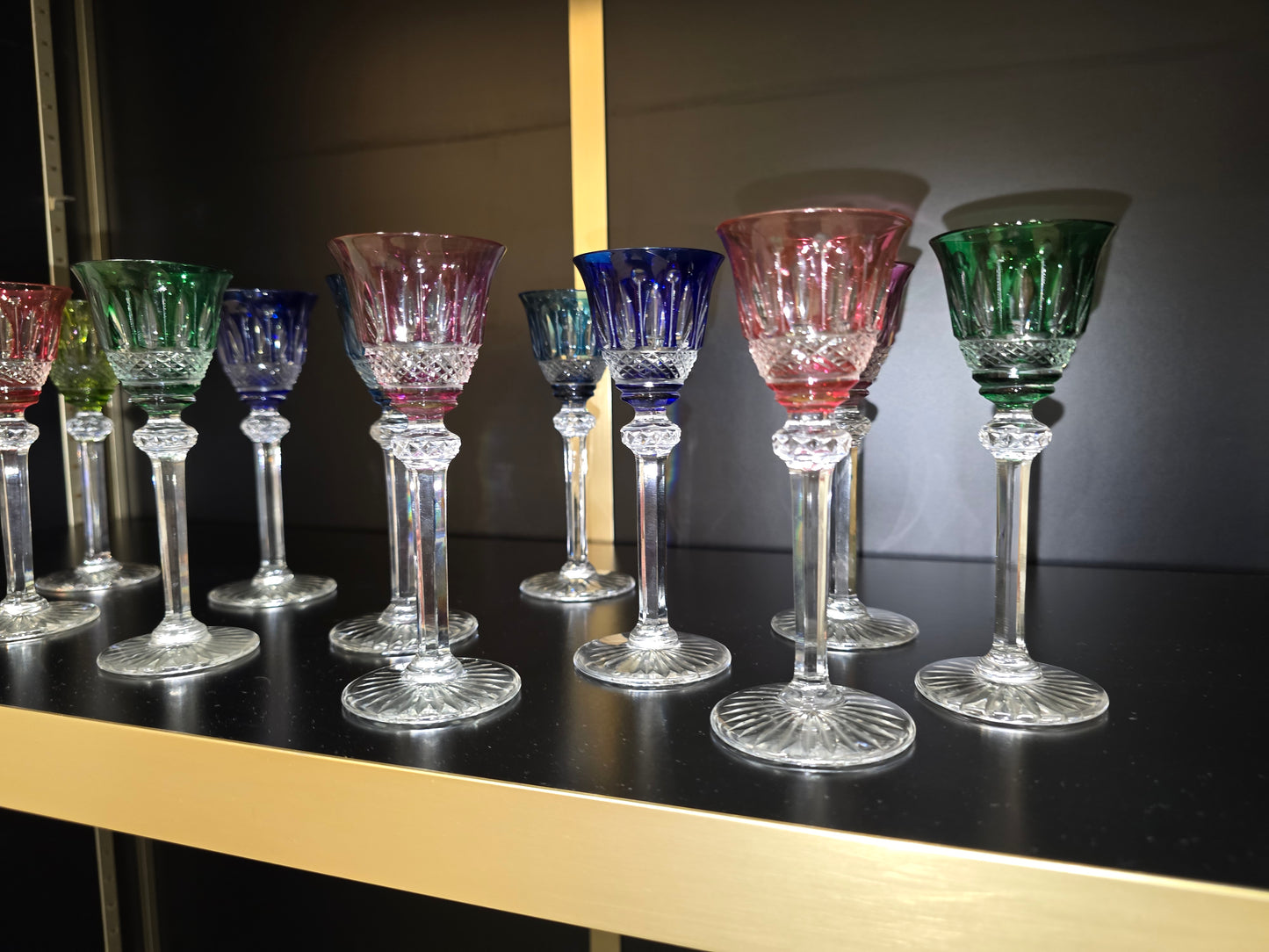 12 verres à liqueur Saint-Louis modèle Tommy en cristal de couleur