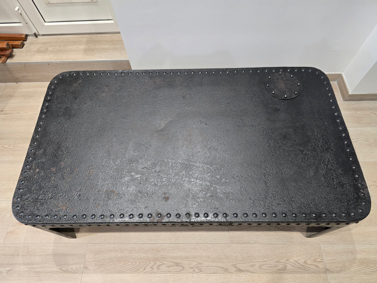 Table basse industrielle en métal riveté vers 1920 – patine noire – 145 × 80 cm