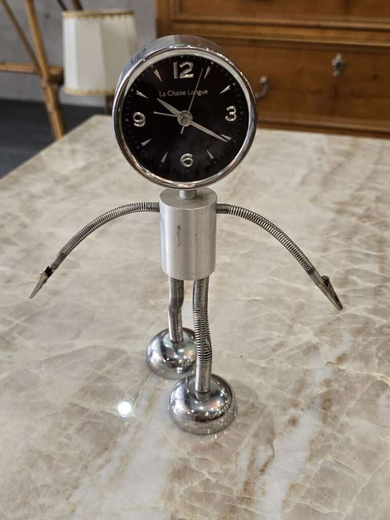 Horloge design robot en métal chromé - La Chaise Longue