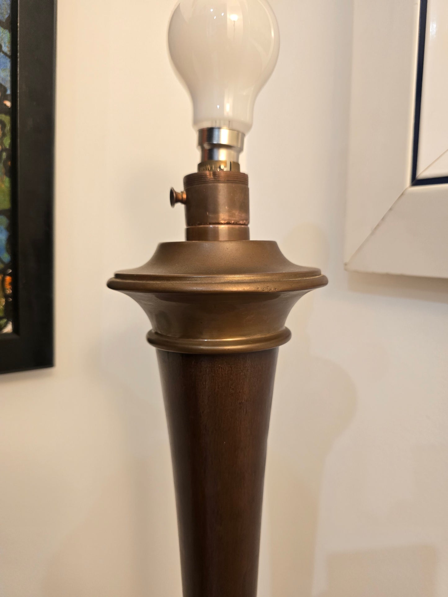 Pied de Lampe vintage style scandinave en bois foncé et métal bronze – 58 cm