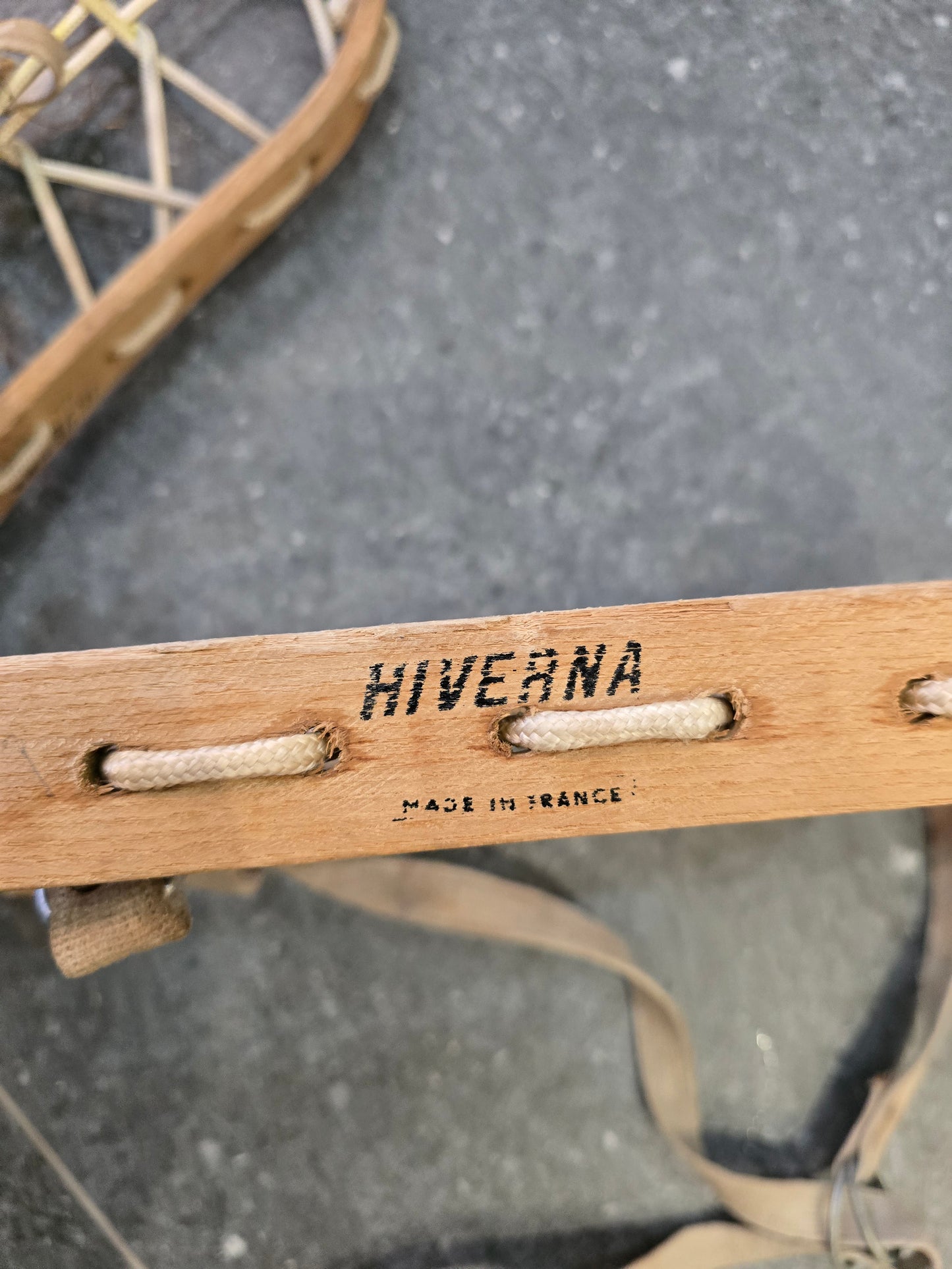 Paire de raquettes à neige vintage Hiverna – Bois et corde tressée – Made in France