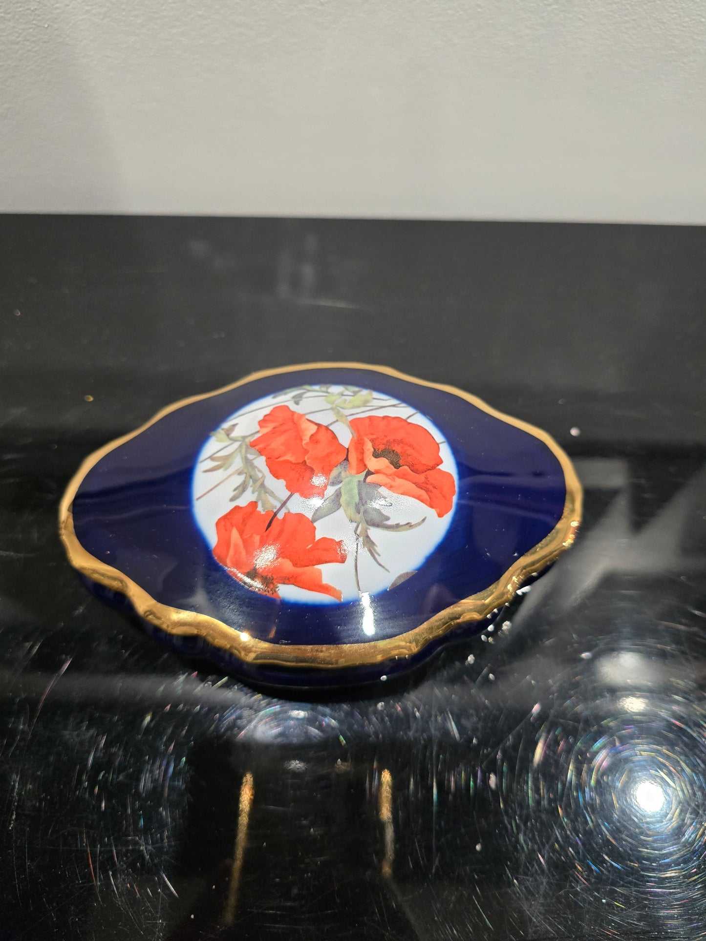 Boîte en porcelaine de Limoges – Décor coquelicots – Bleu cobalt & or fin
