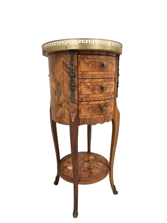 Guéridon marqueté à trois tiroirs – Style Louis XV – Bronze & plateau ajouré