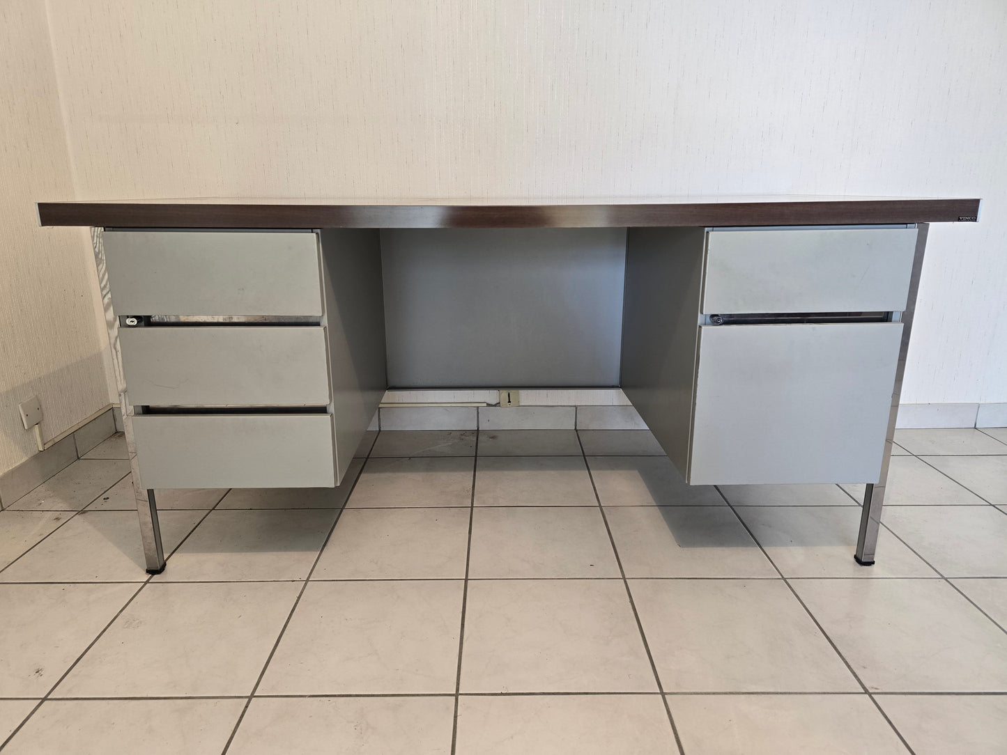 Bureau vintage VINCO années 70 – métal chromé et plateau bois – 170 cm