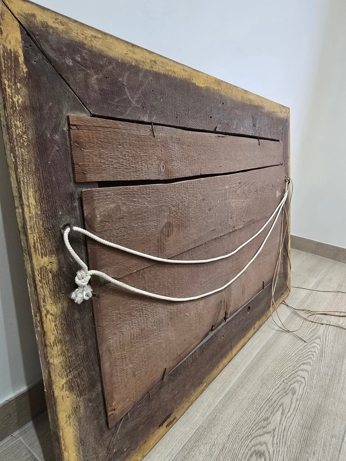 Exceptionnel miroir XVIIIe siècle en bois sculpté doré – décor oiseaux, fruits et angelot – 98 x 68 cm.