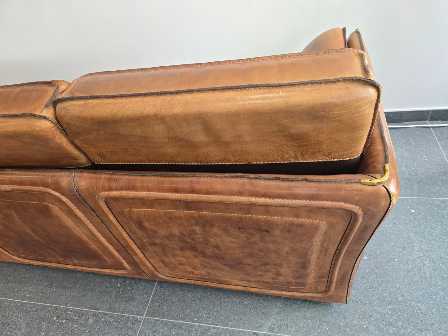 Salon Roche Bobois vintage années 80 – Cuir de buffle cognac – 2 canapés + pouf