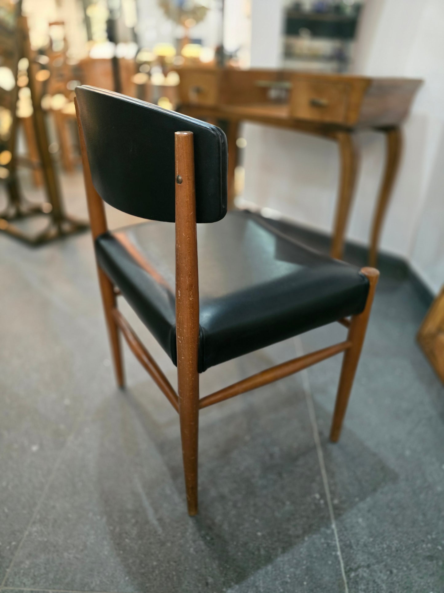 Chaise vintage design scandinave – bois et skaï noir – années 1960