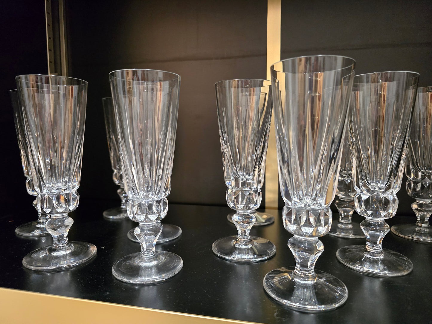12 flûtes à champagne Saint-Louis modèle Guernesey en cristal taillé