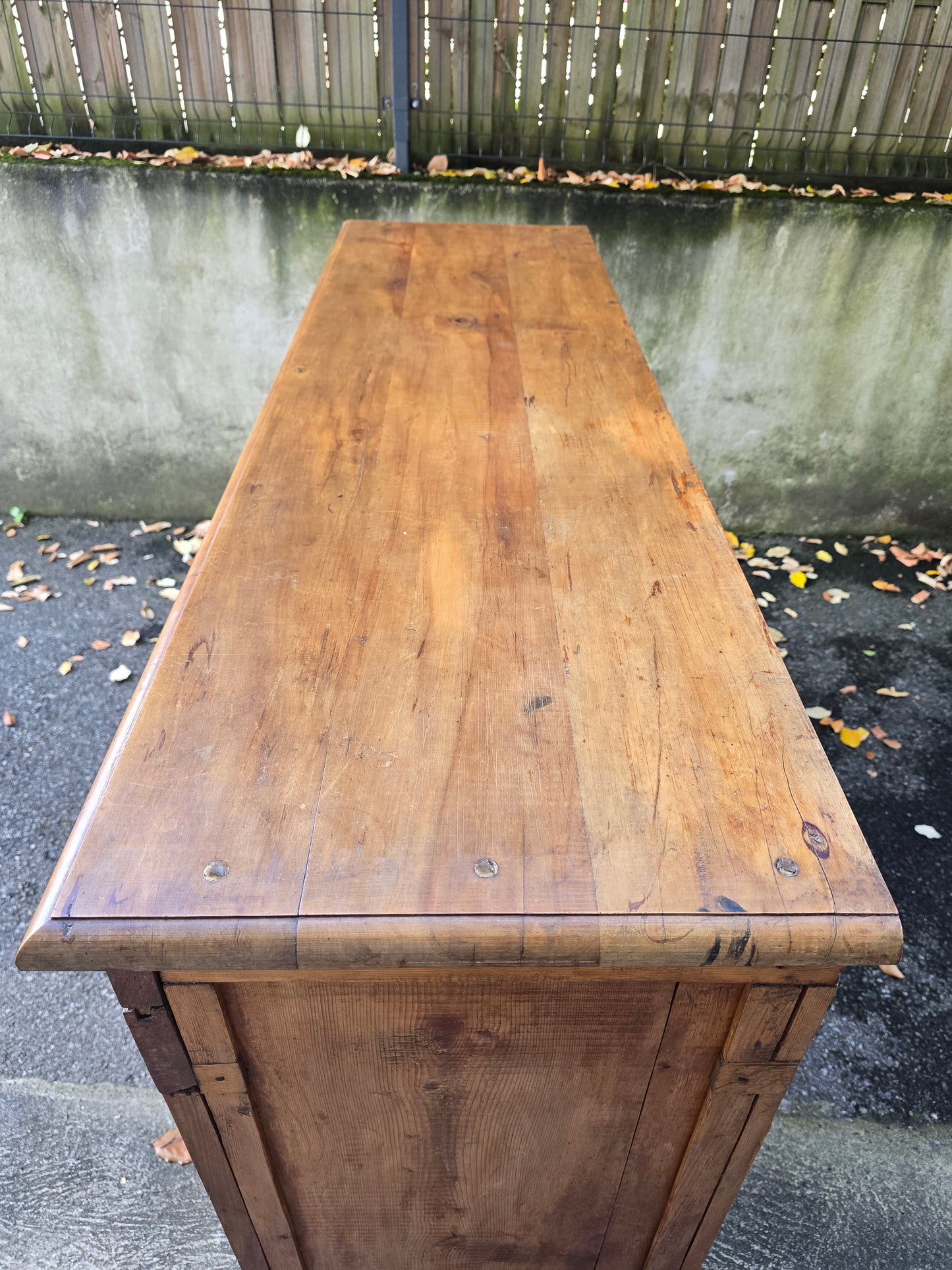 Buffet ancien de ferme en cerisier massif – style campagne rustique